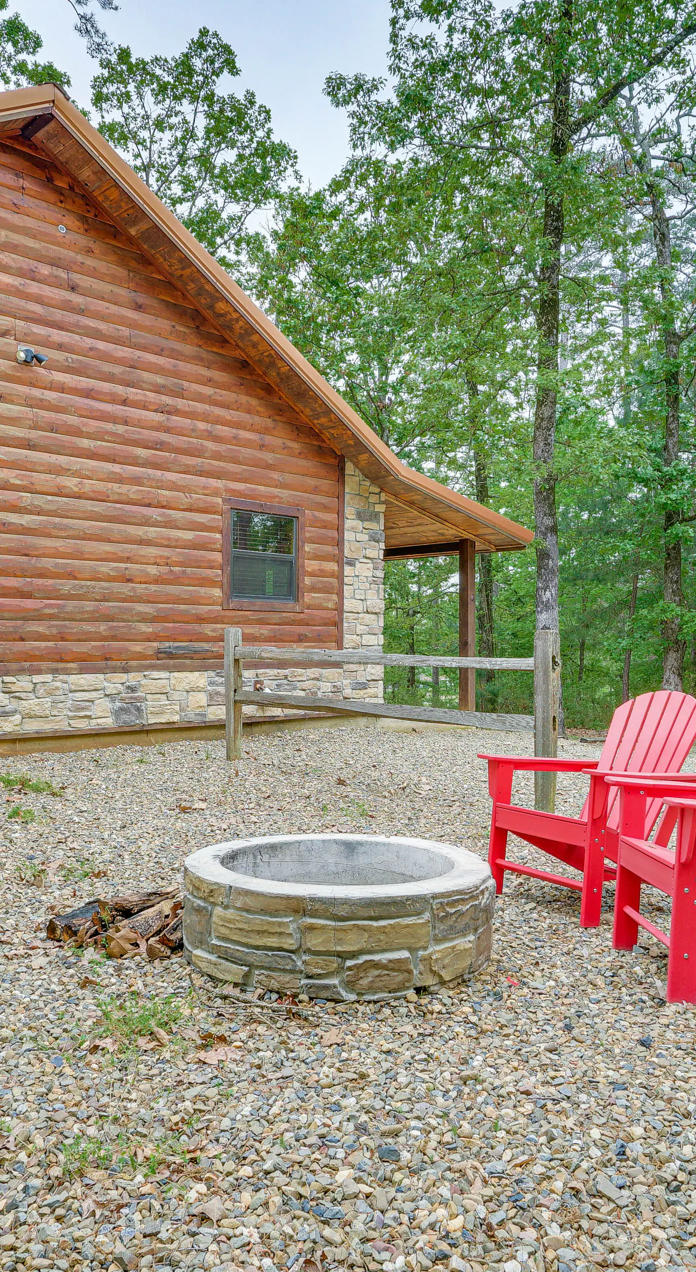 Broken Bow Cabin: Hot Tub, Fire Pit & 7 Mi to Lake