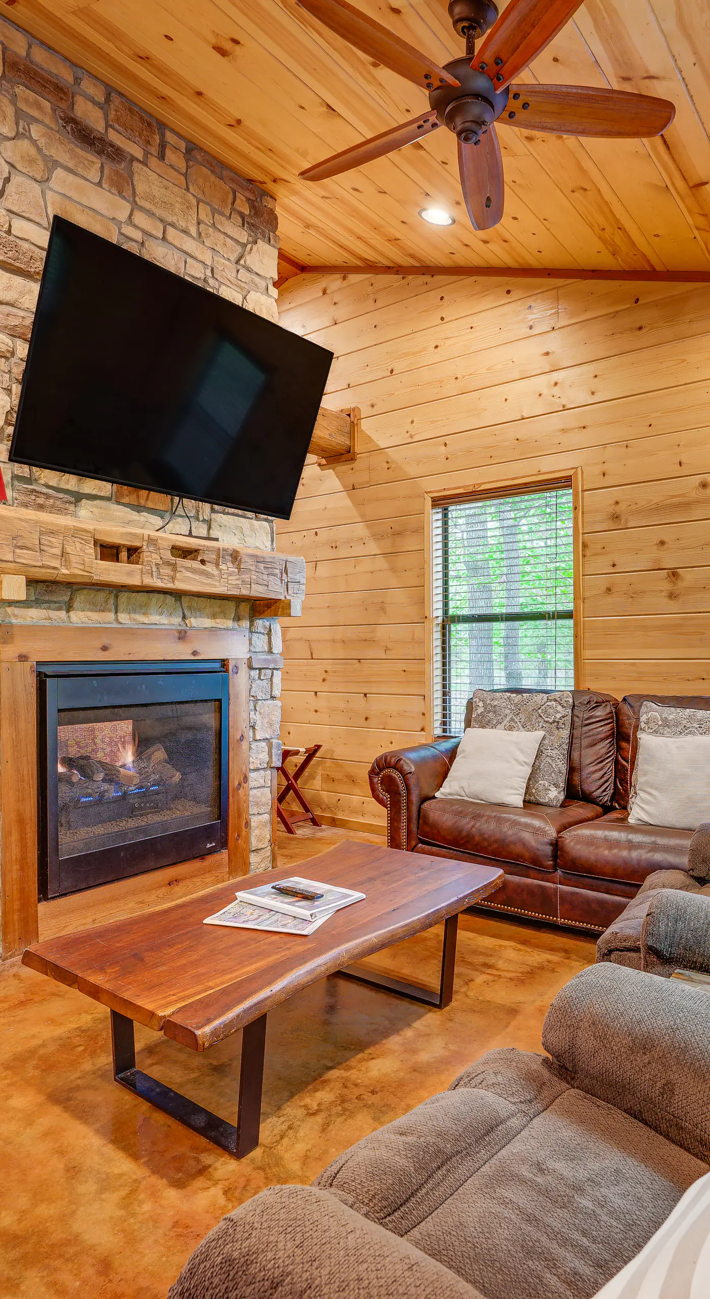 Broken Bow Cabin: Hot Tub, Fire Pit & 7 Mi to Lake