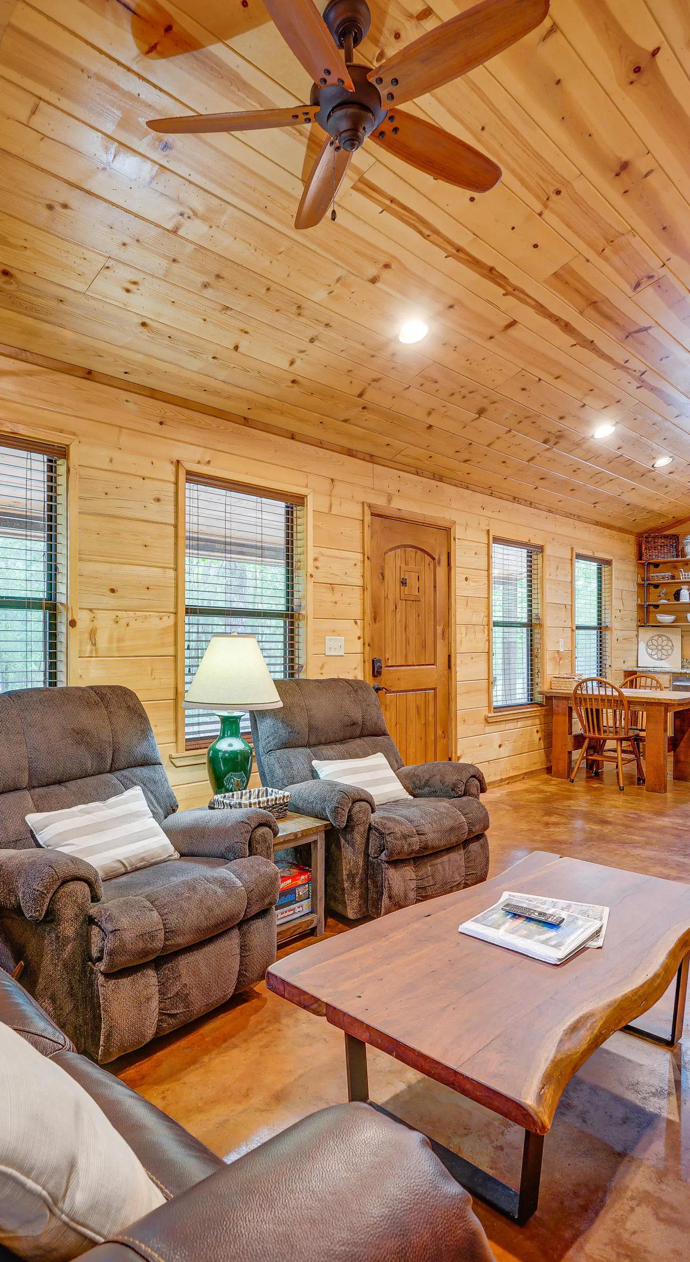 Broken Bow Cabin: Hot Tub, Fire Pit & 7 Mi to Lake