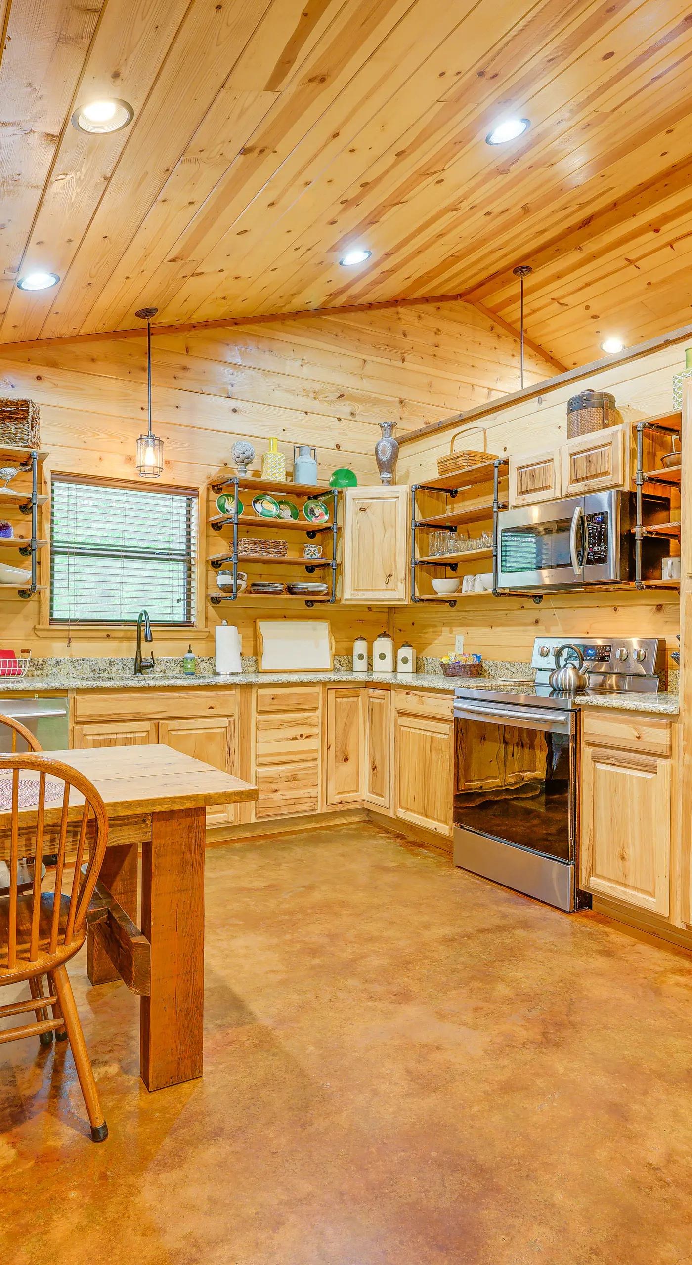 Broken Bow Cabin: Hot Tub, Fire Pit & 7 Mi to Lake