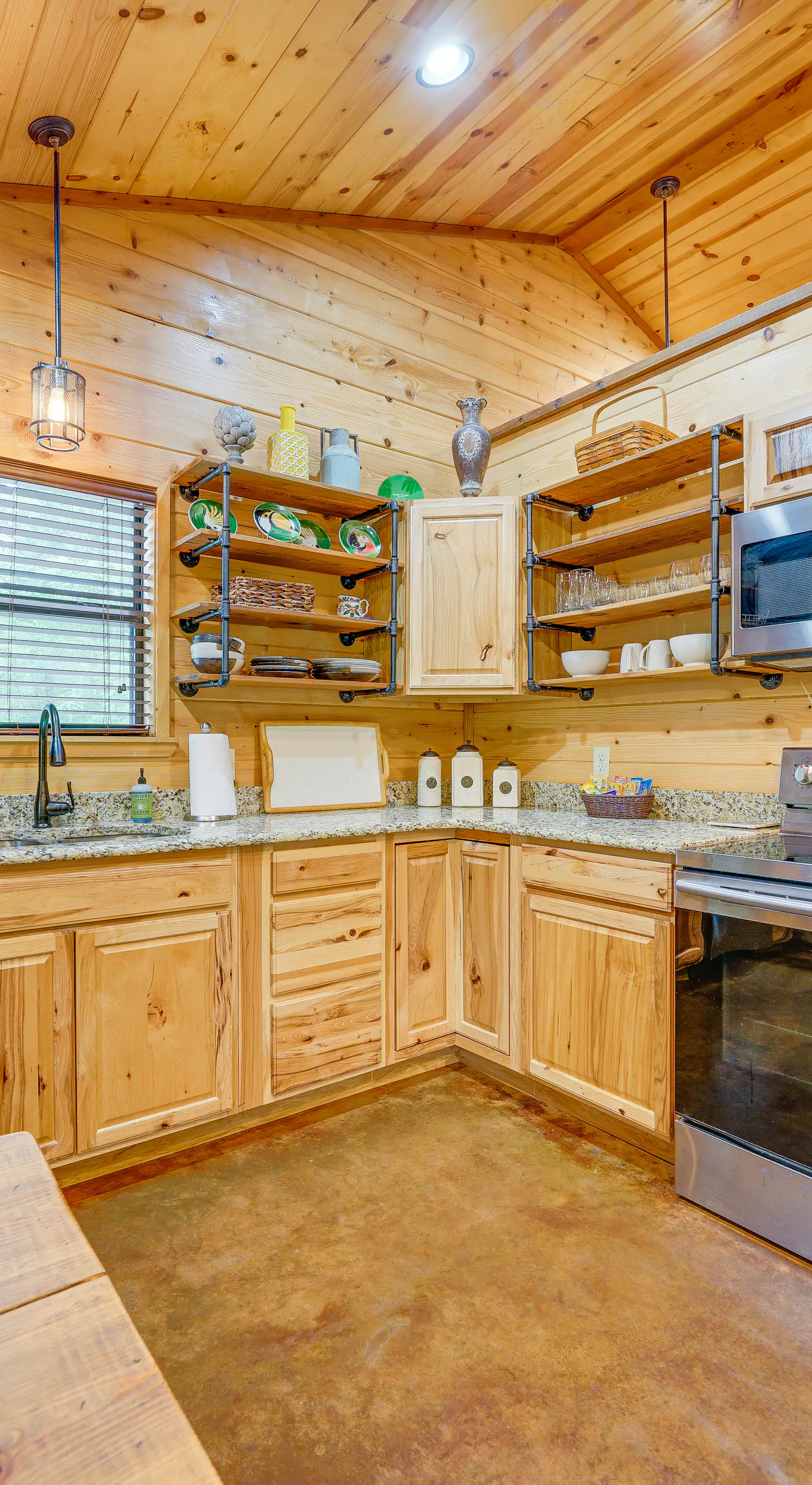 Broken Bow Cabin: Hot Tub, Fire Pit & 7 Mi to Lake
