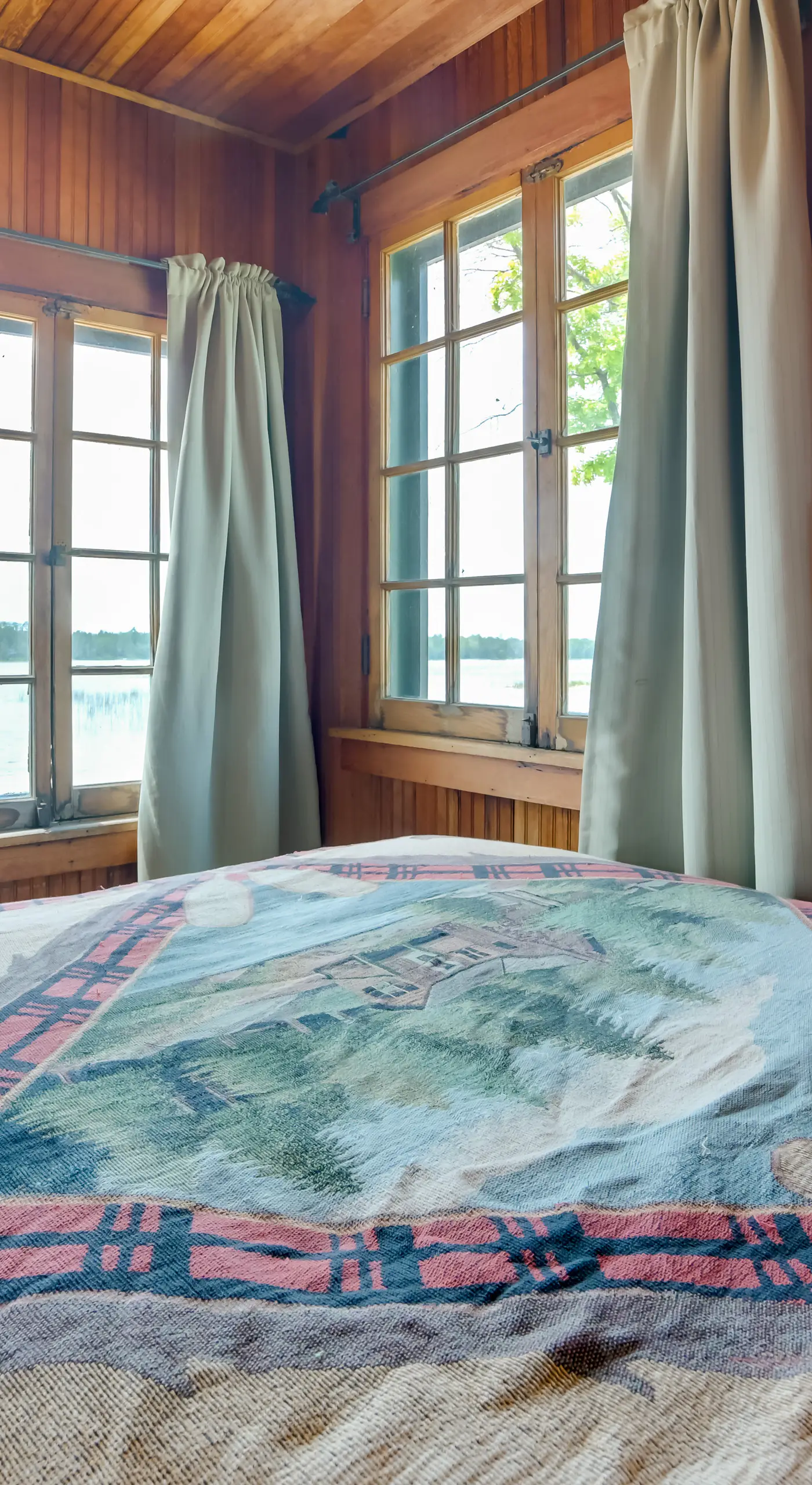 Beachside Cabin w/ Views on Les Cheneaux Islands