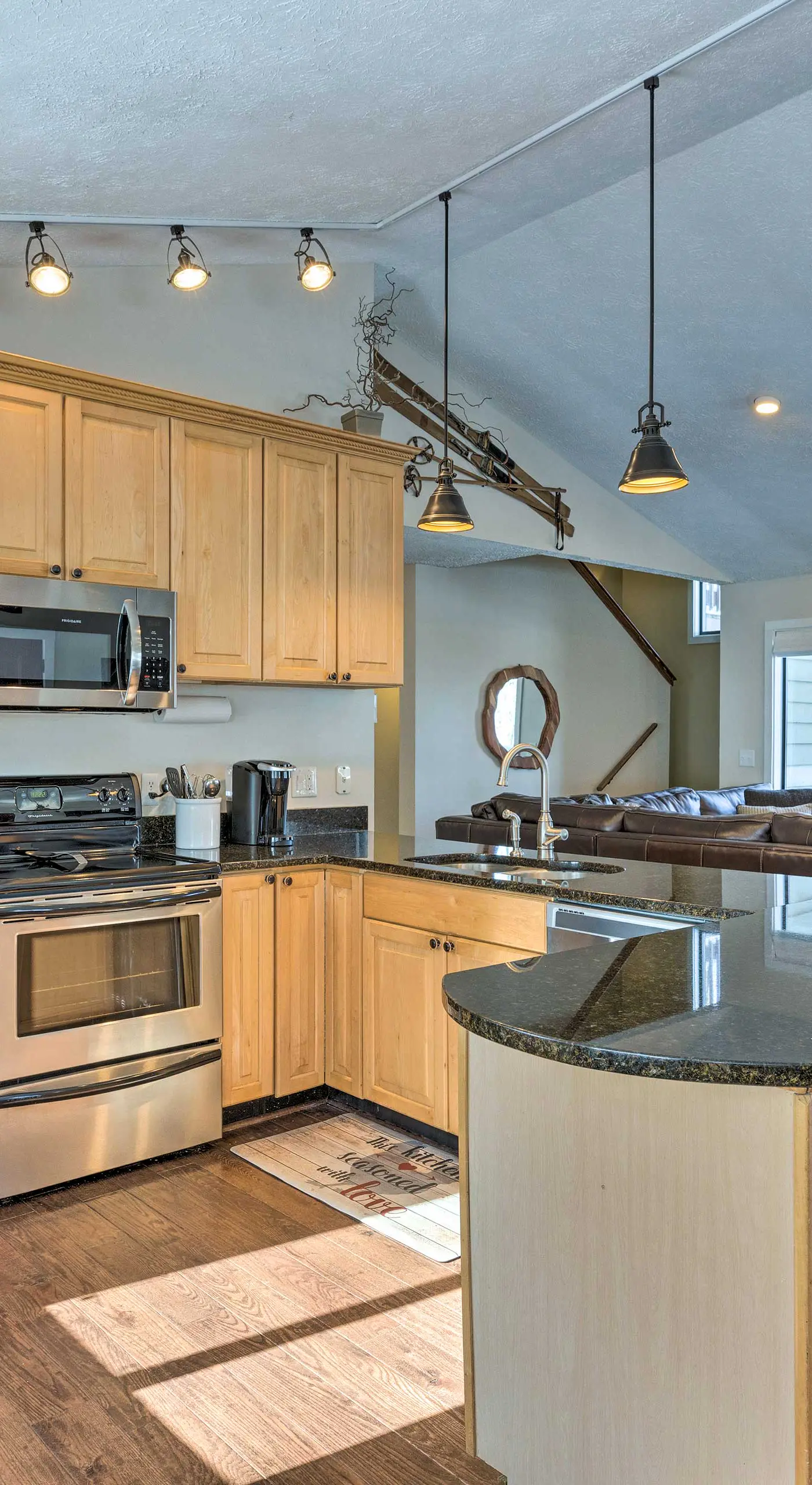 Bright Wintergreen Resort Home; Deck & Grill!