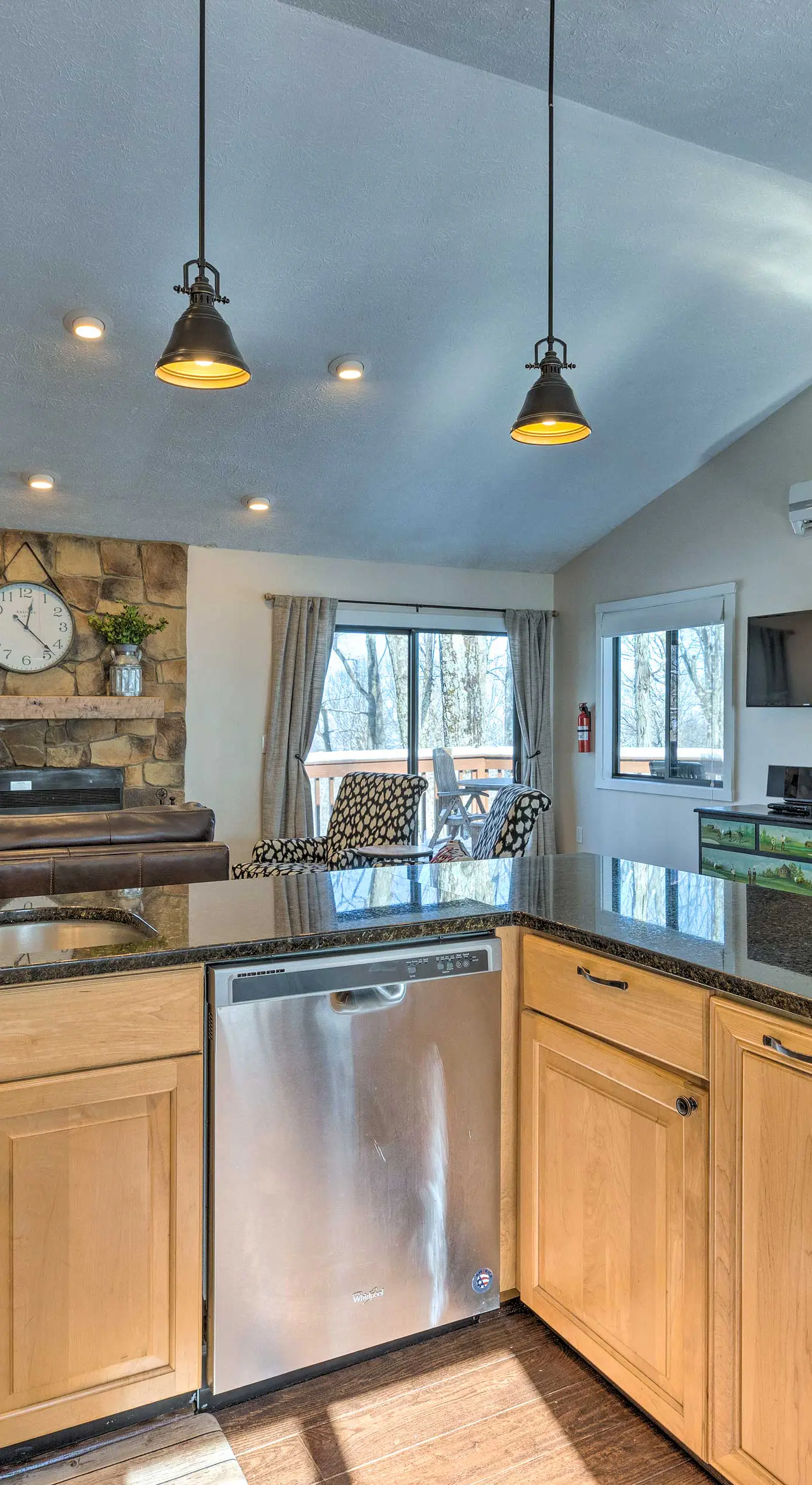 Bright Wintergreen Resort Home; Deck & Grill!