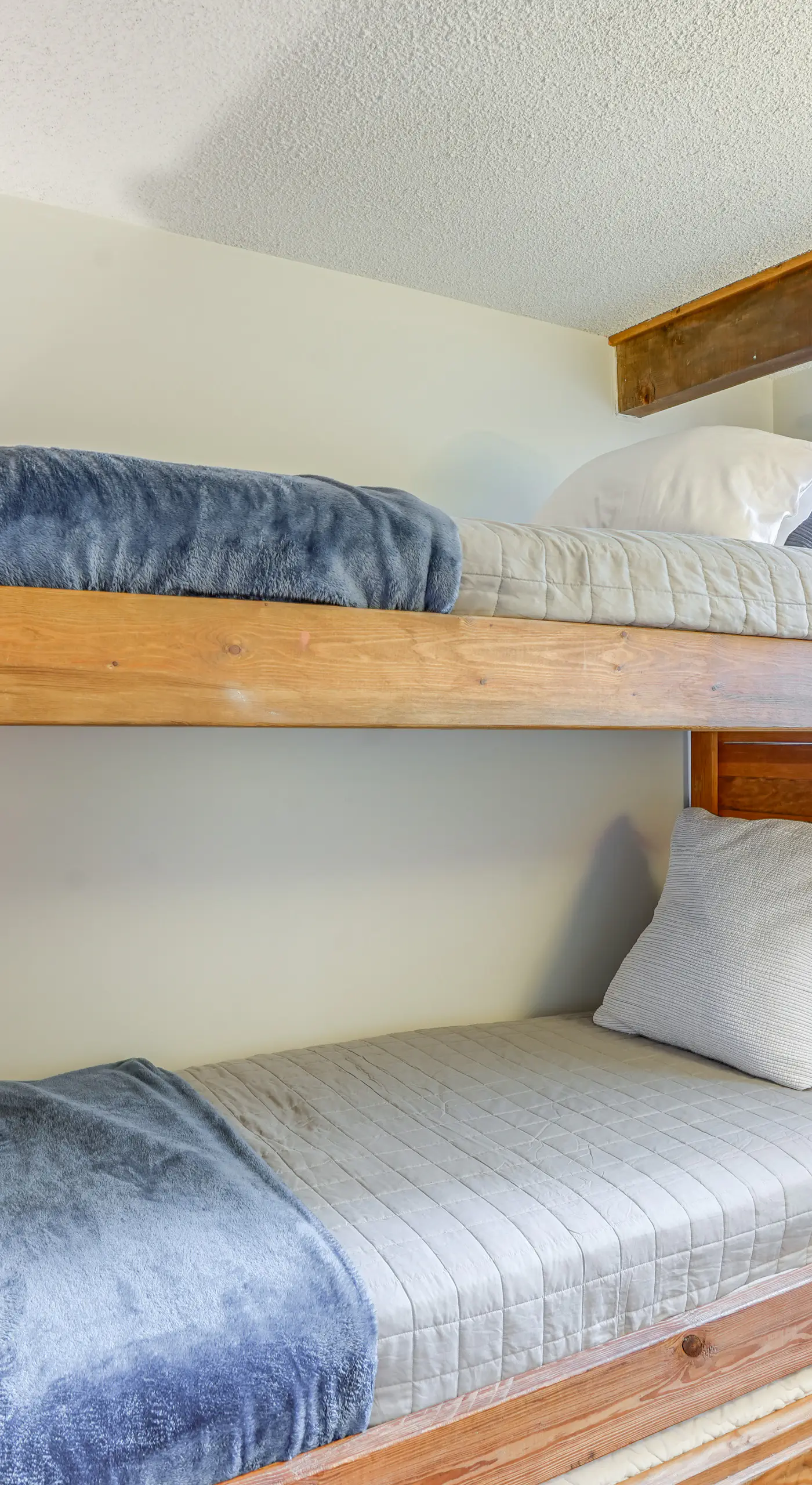 Ski-In/Ski-Out Wintergreen Resort Condo + Hot Tub!