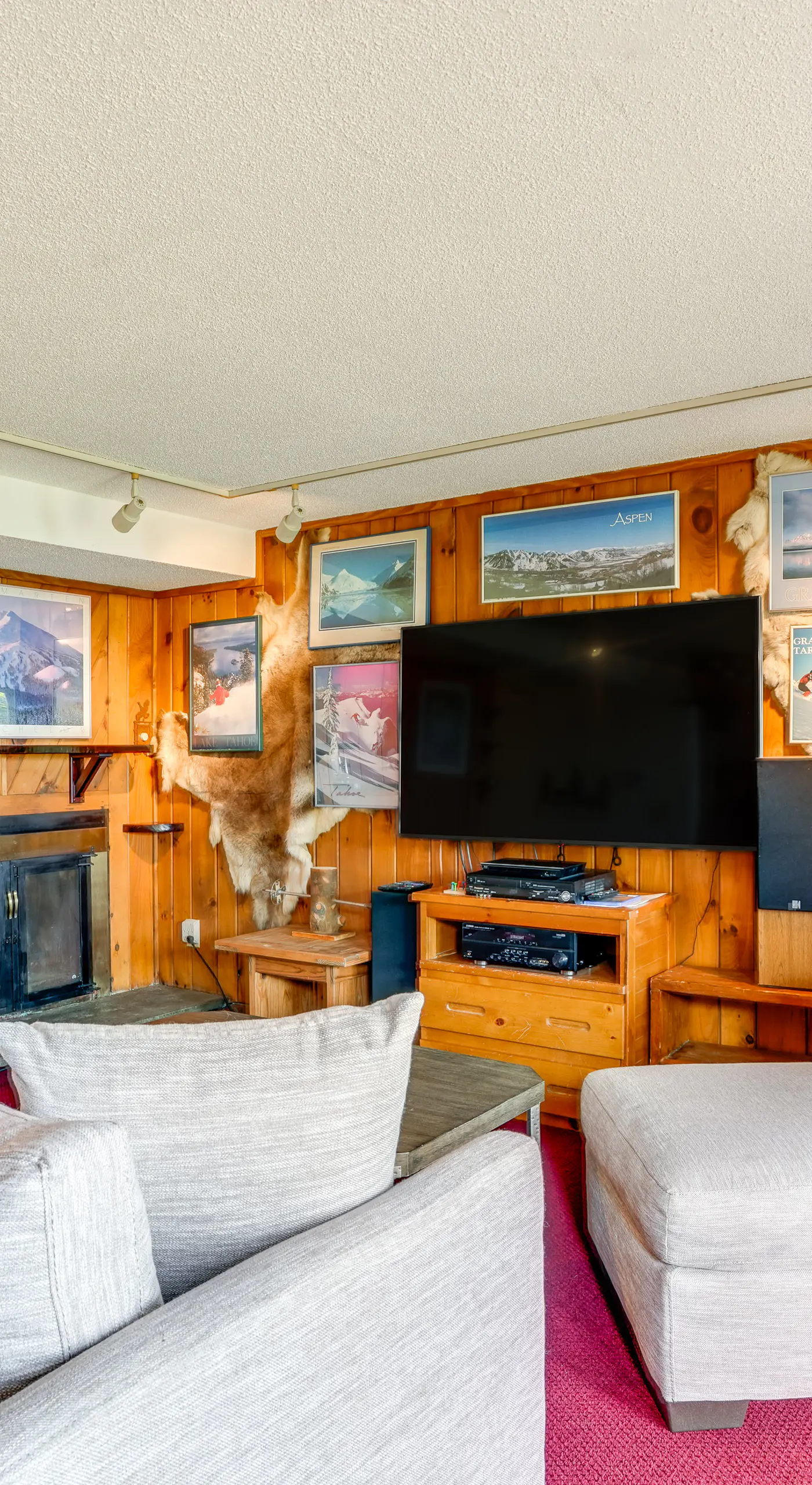 Ski-In/Ski-Out Wintergreen Resort Condo + Hot Tub!