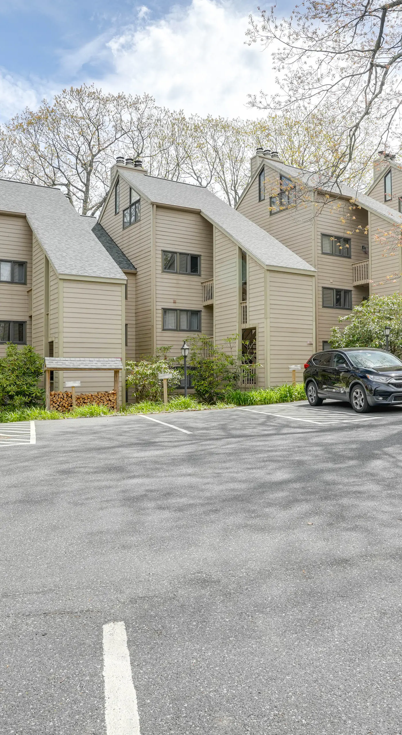 Ski-In/Ski-Out Wintergreen Resort Condo + Hot Tub!