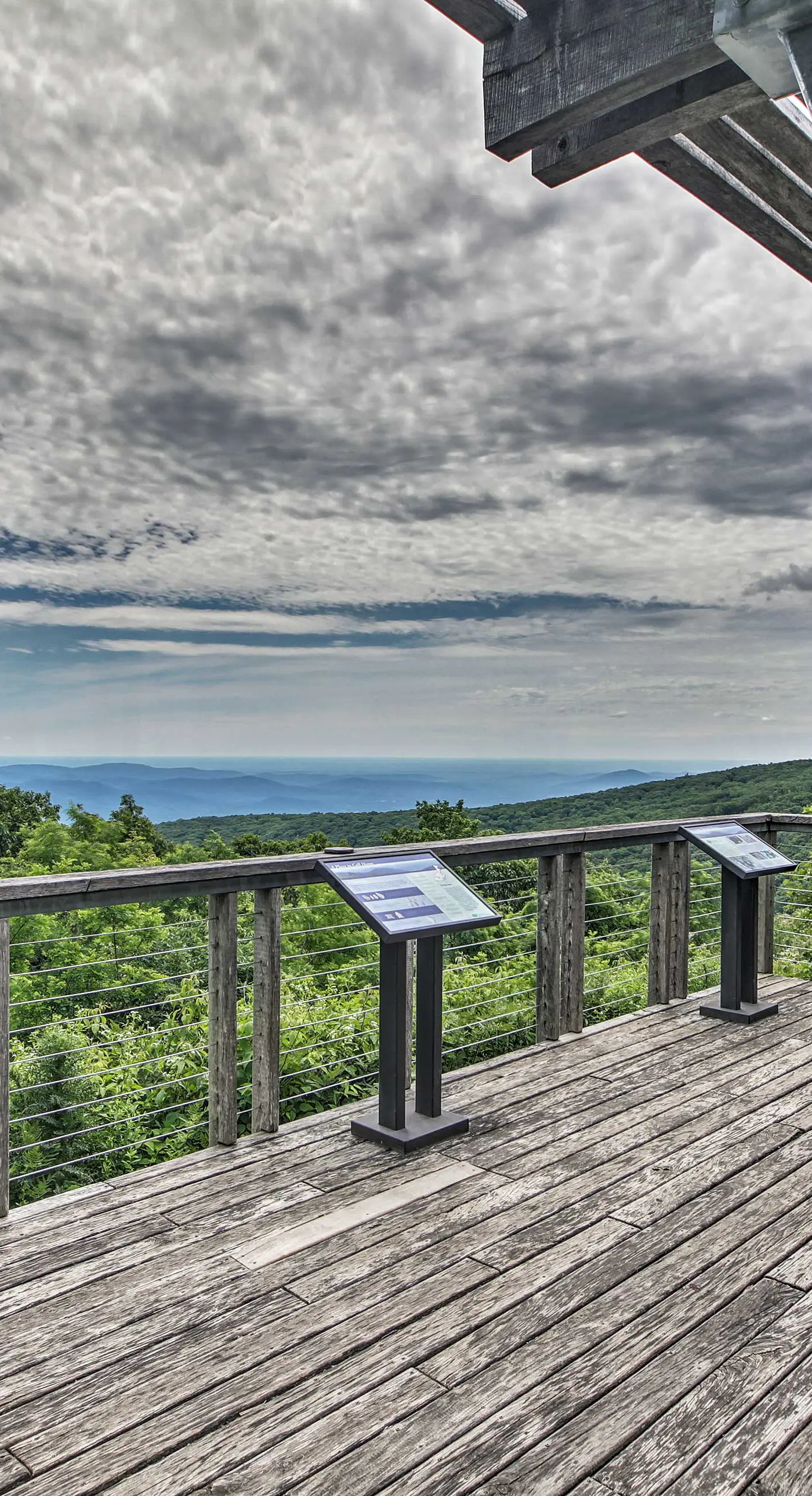 Ski-In/Ski-Out Wintergreen Resort Condo + Hot Tub!