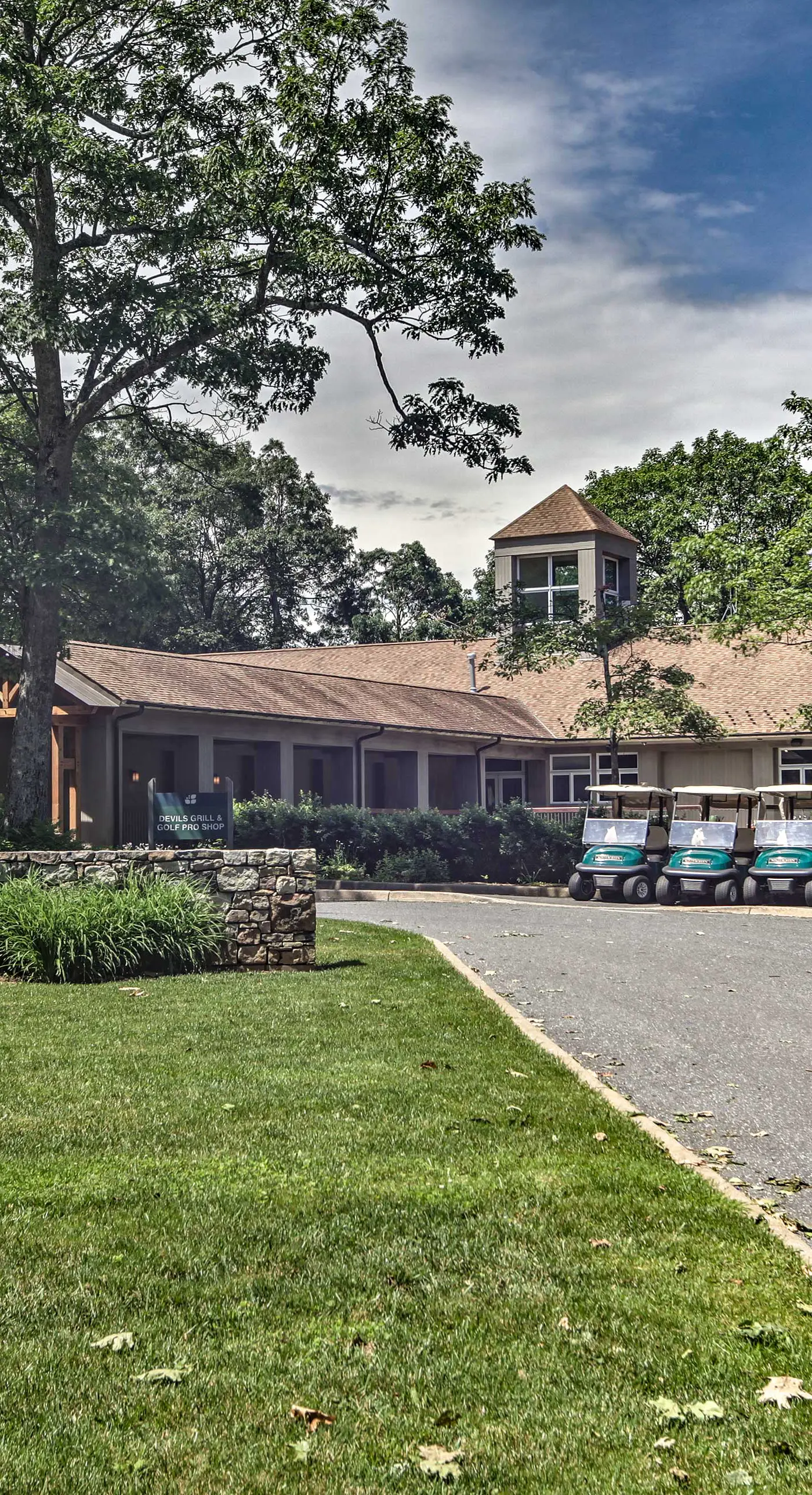 Ski-In/Ski-Out Wintergreen Resort Condo + Hot Tub!