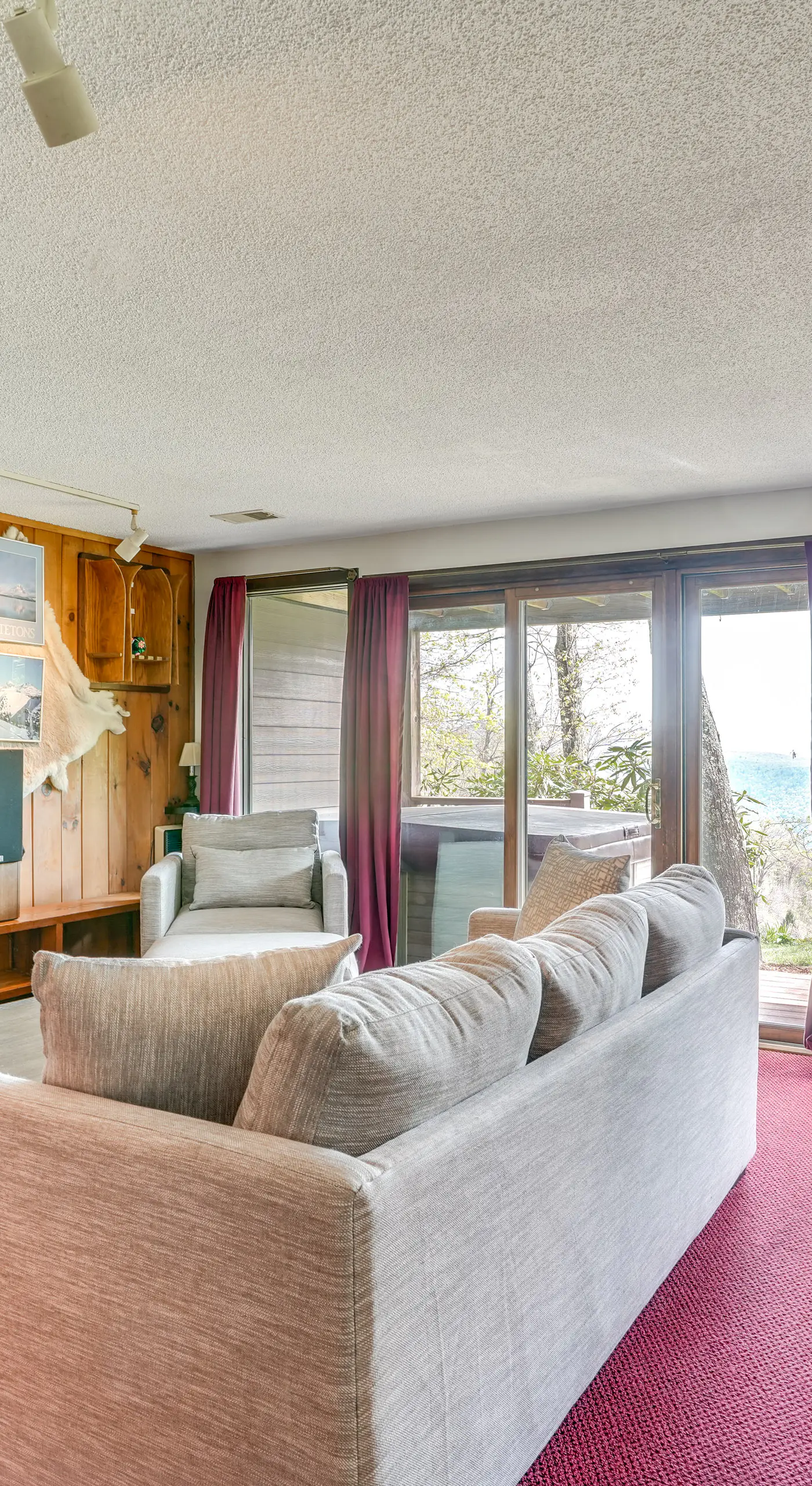 Ski-In/Ski-Out Wintergreen Resort Condo + Hot Tub!