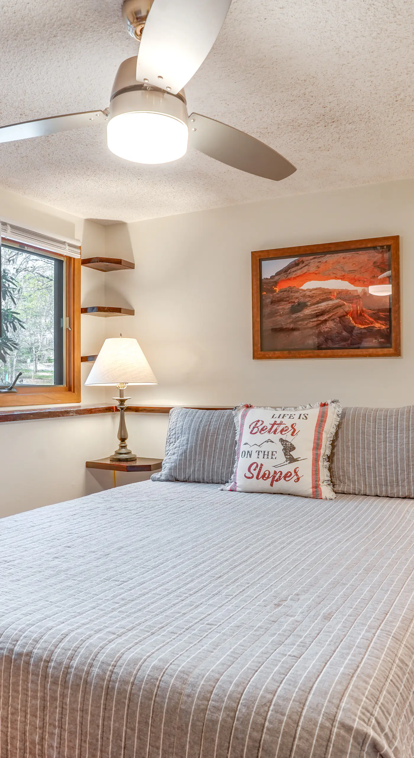 Ski-In/Ski-Out Wintergreen Resort Condo + Hot Tub!