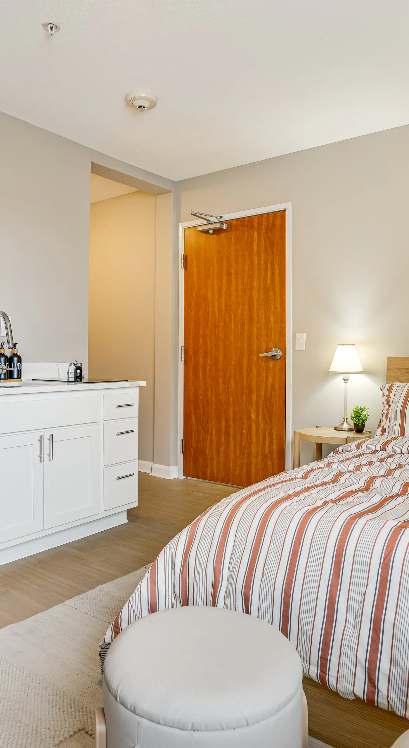 Convenient Studio Stay: Easy Access to Twin Cities