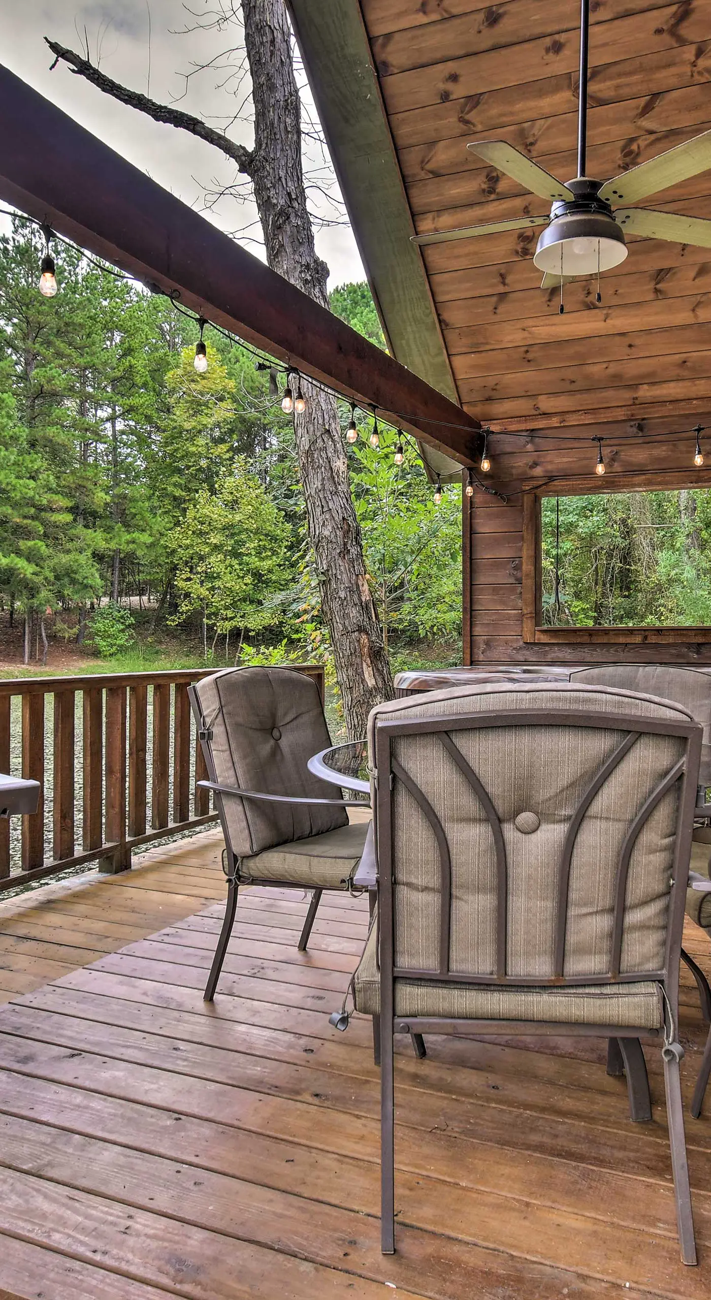 ‘Lily Pad on the Pond’ Broken Bow Home w/ Hot Tub
