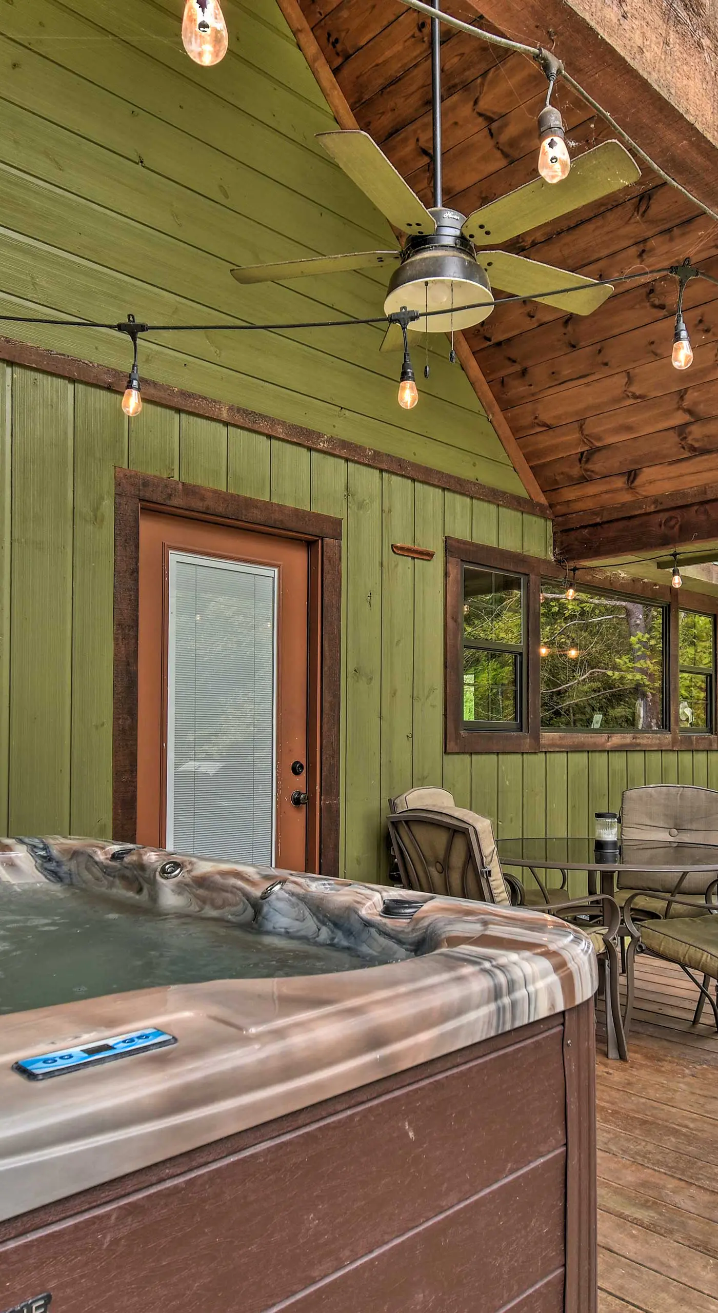 ‘Lily Pad on the Pond’ Broken Bow Home w/ Hot Tub