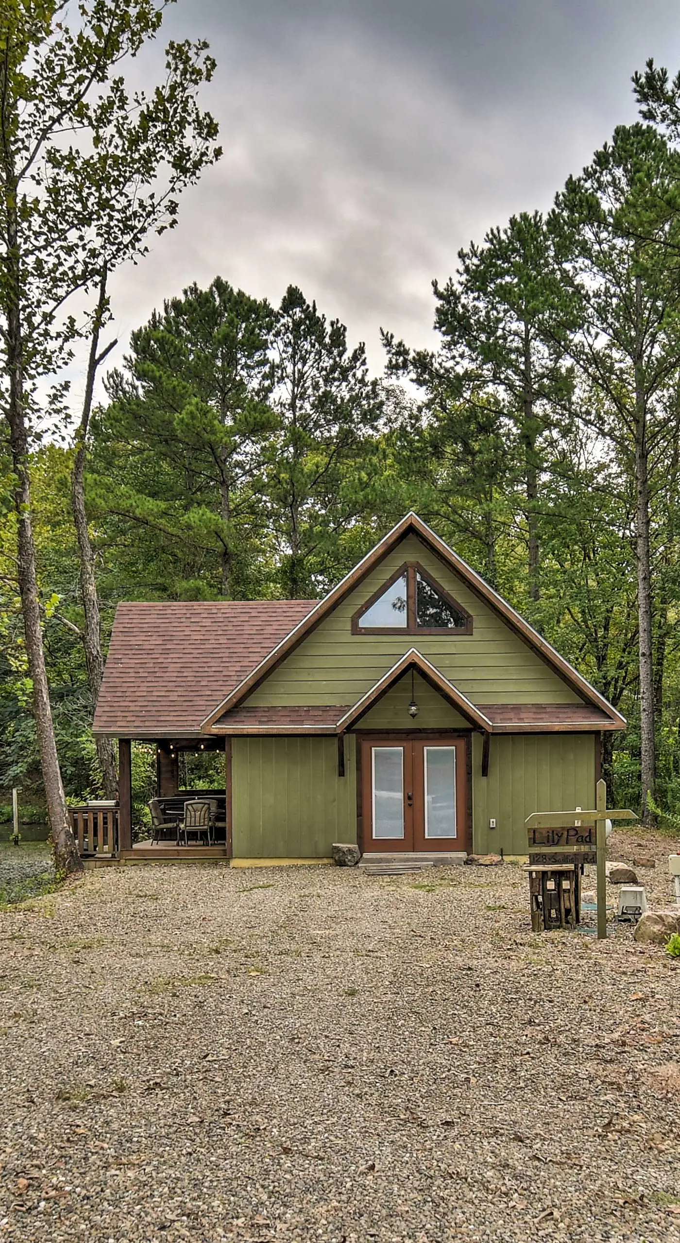 ‘Lily Pad on the Pond’ Broken Bow Home w/ Hot Tub