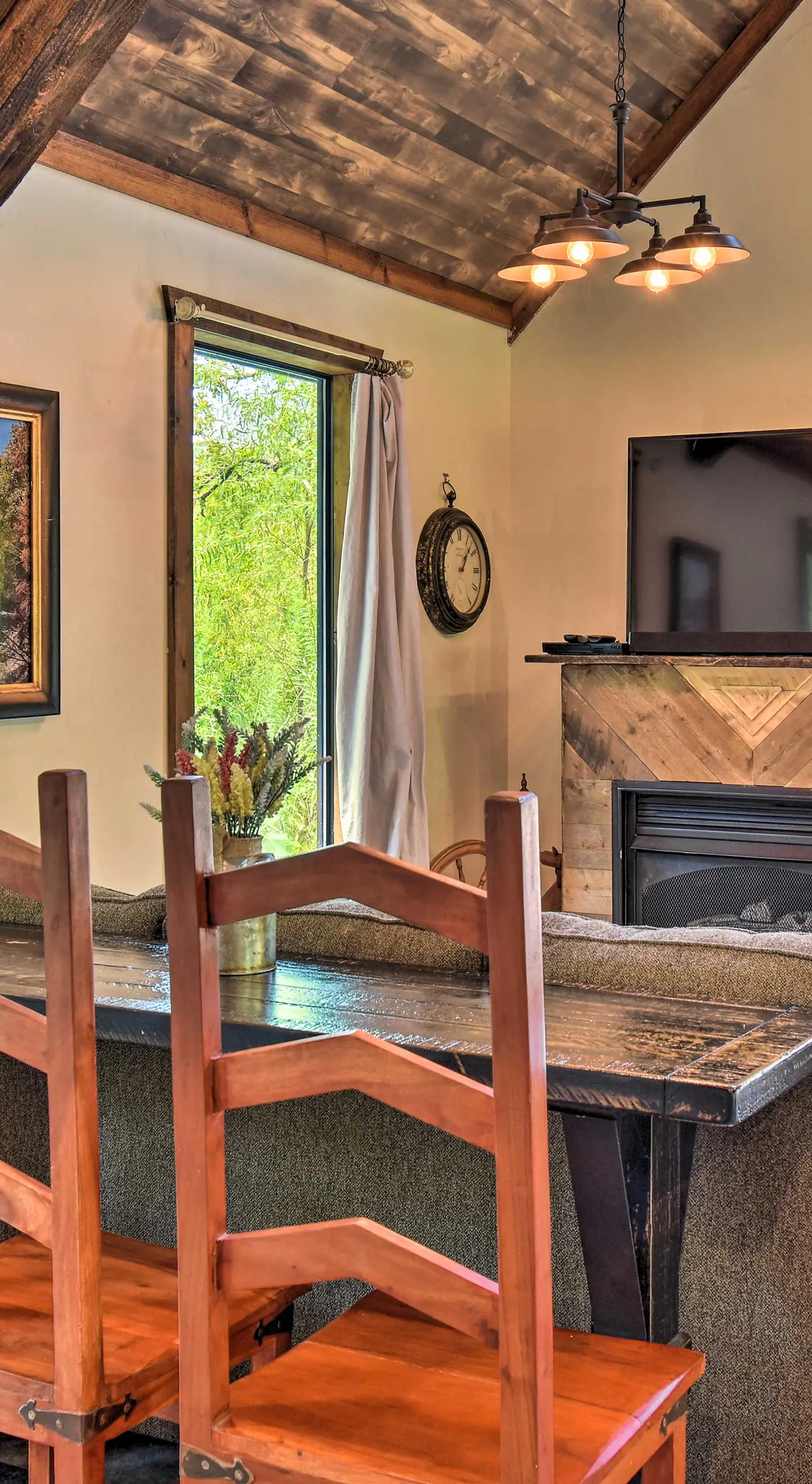 ‘Lily Pad on the Pond’ Broken Bow Home w/ Hot Tub