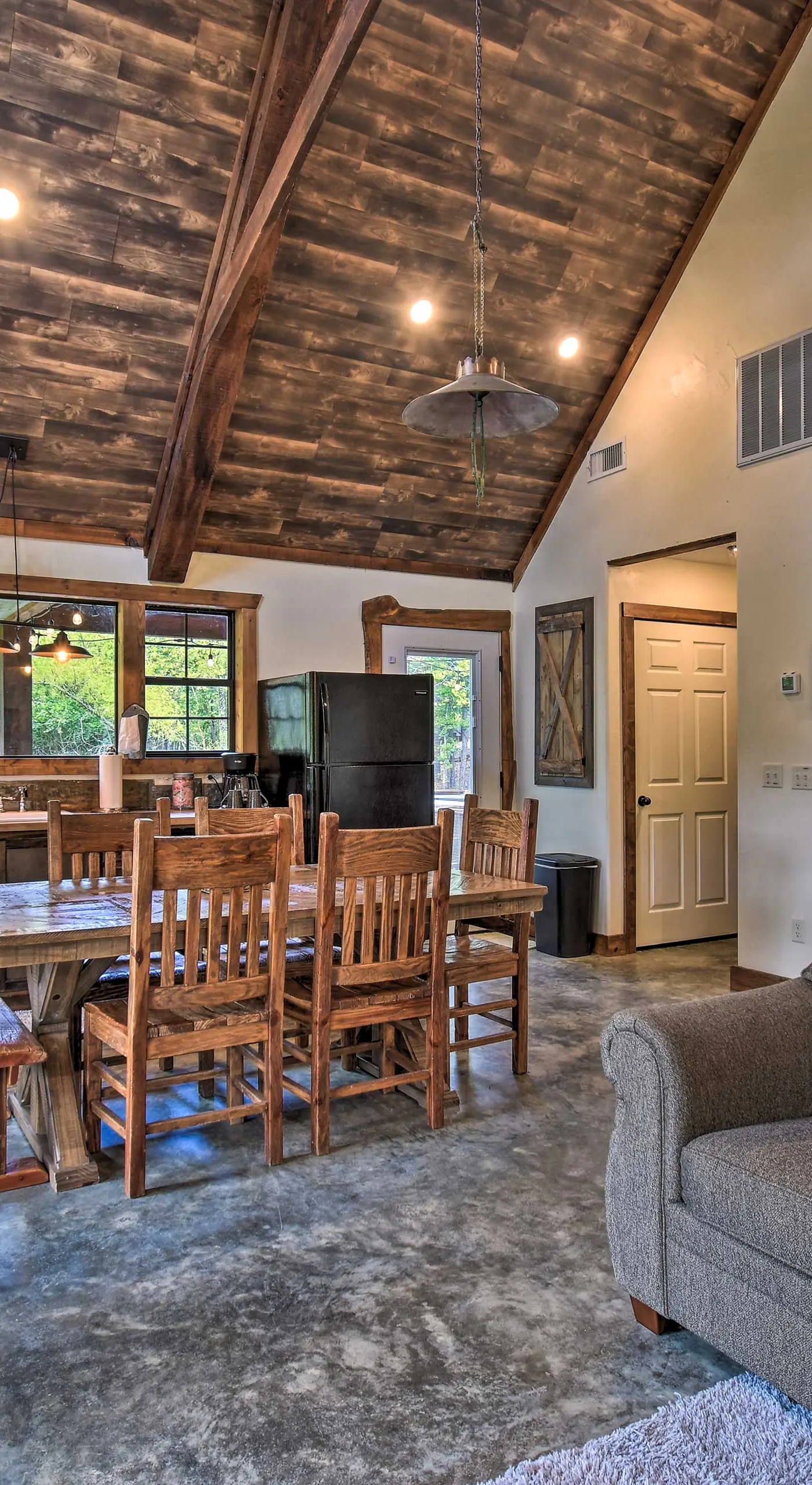 ‘Lily Pad on the Pond’ Broken Bow Home w/ Hot Tub