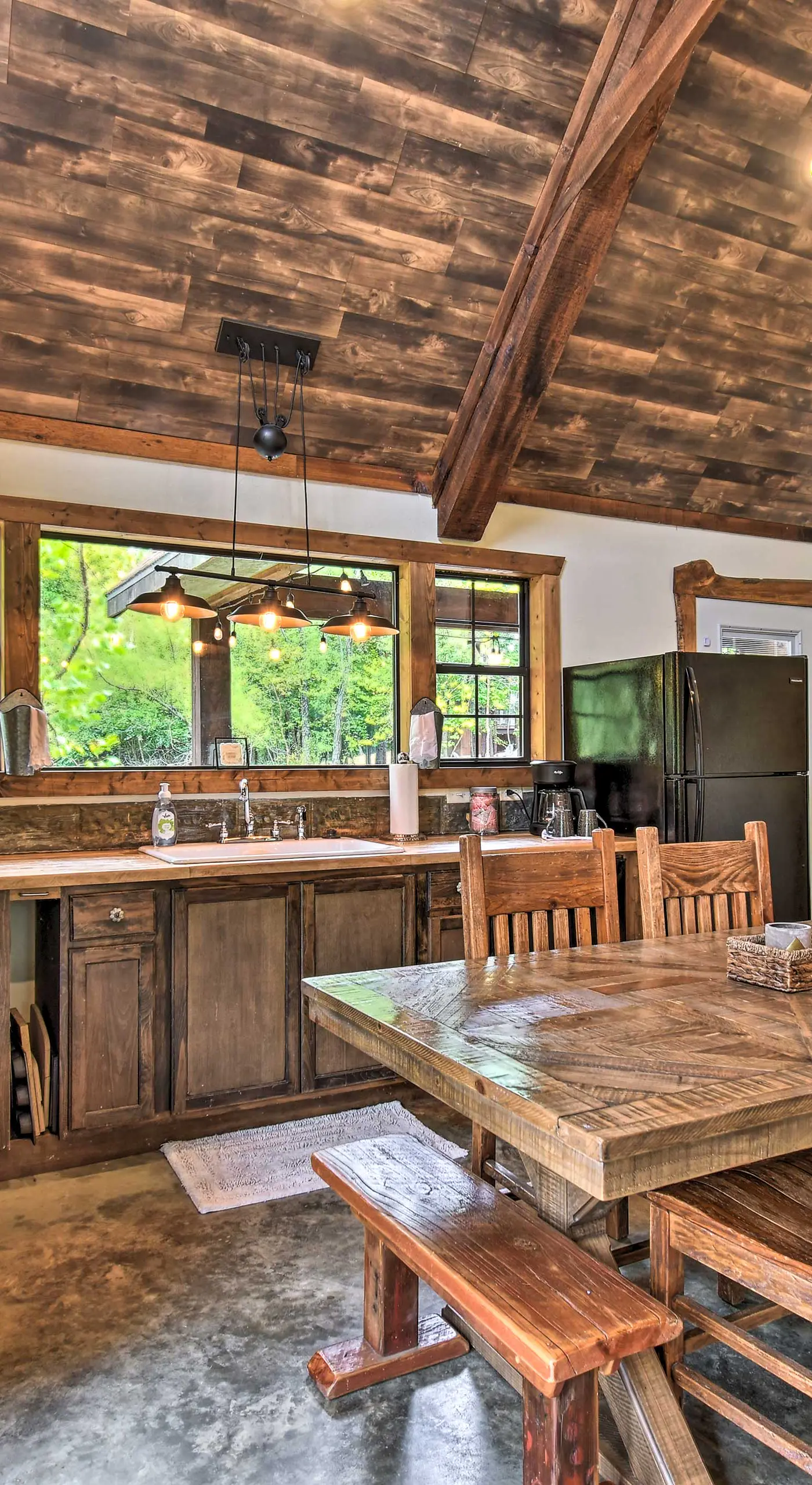 ‘Lily Pad on the Pond’ Broken Bow Home w/ Hot Tub