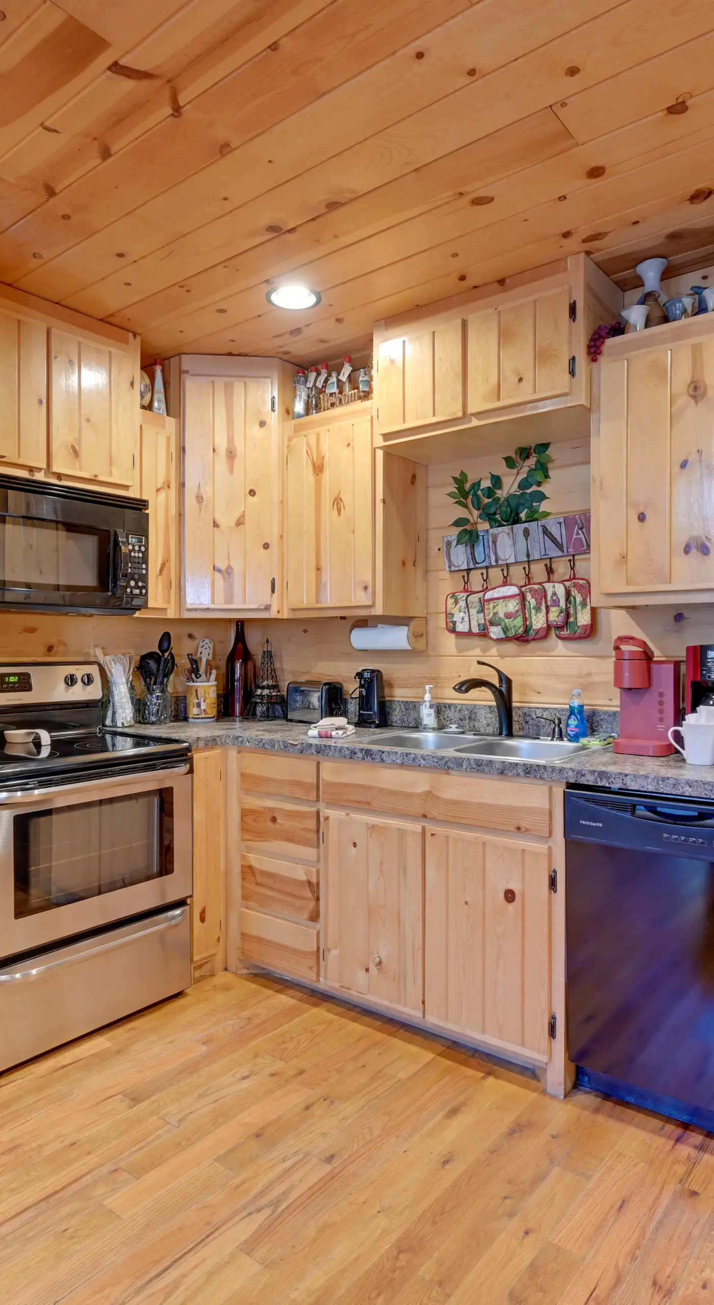 Broken Bow Cabin w/ Hot Tub & Fire Pit, Near Lake!