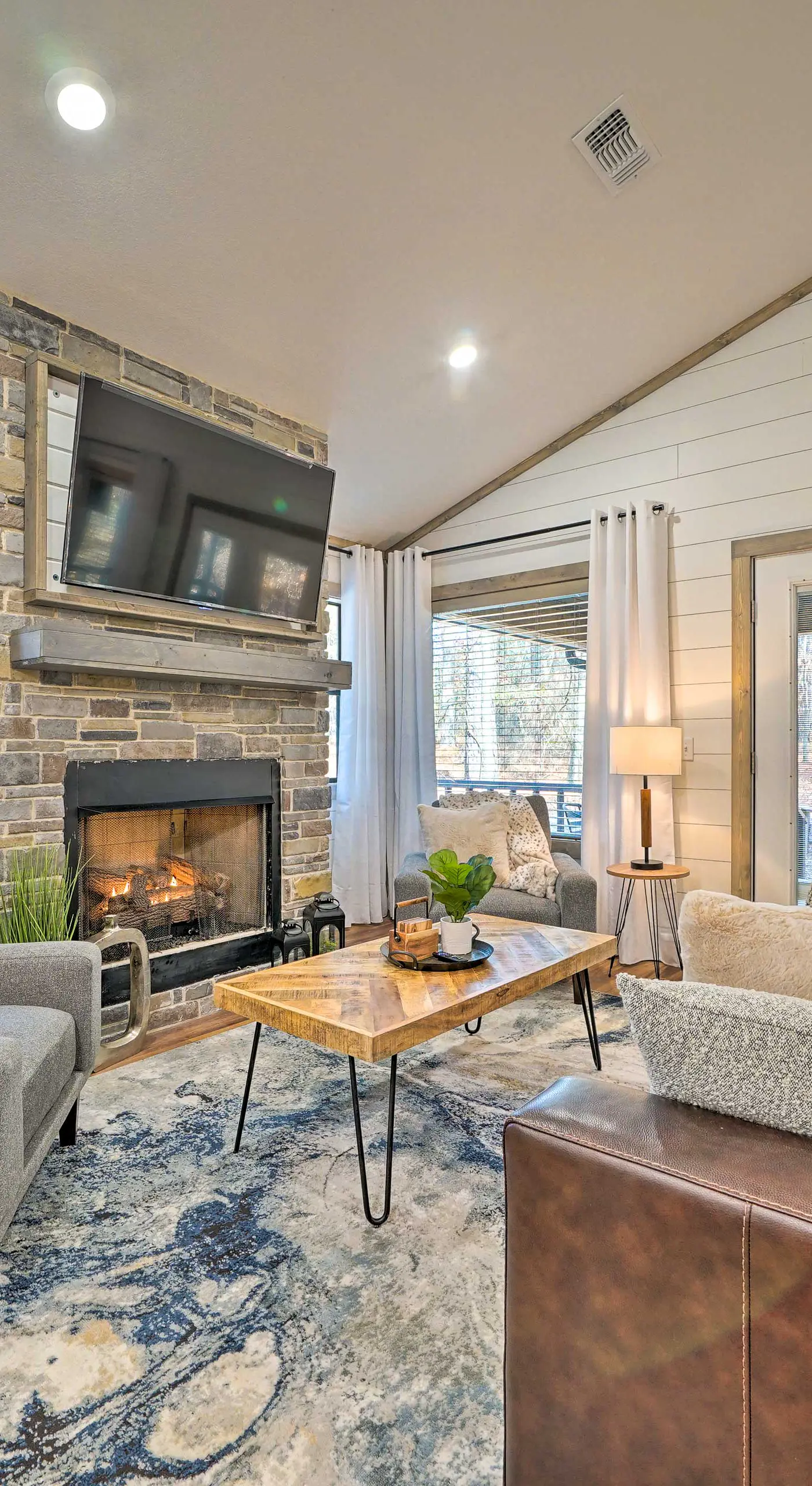 Chic Broken Bow Escape w/ Hot Tub & Fire Pit!