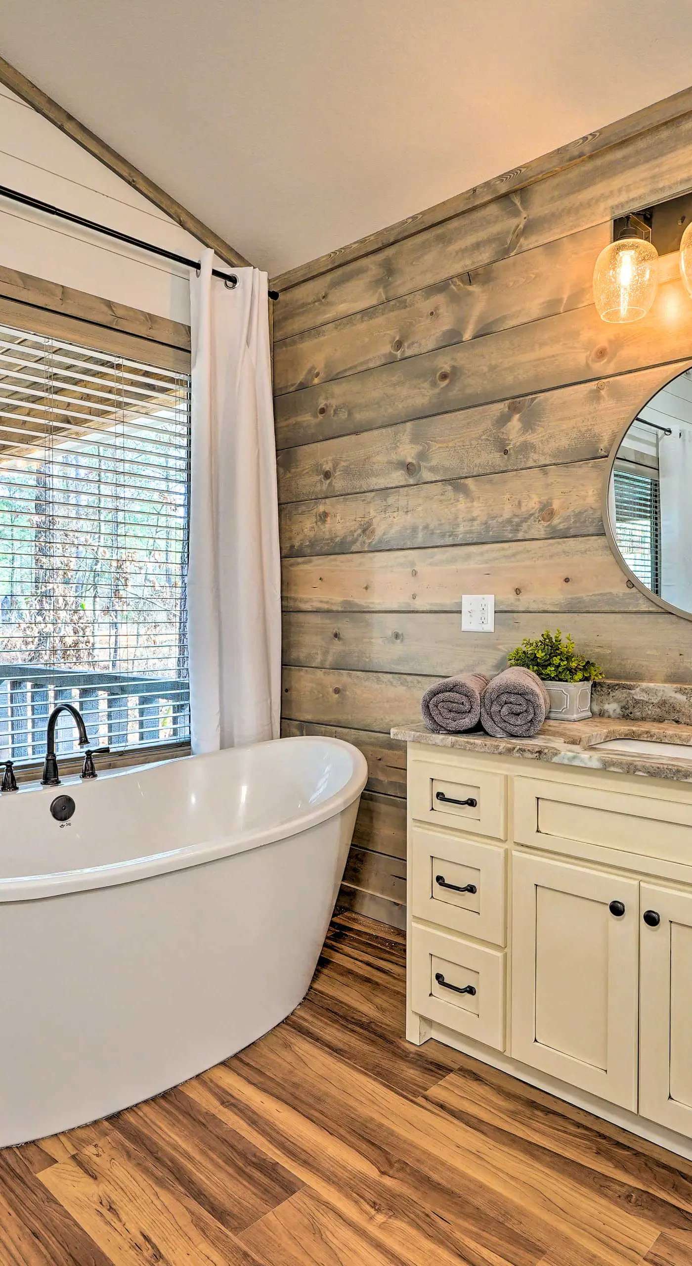 Chic Broken Bow Escape w/ Hot Tub & Fire Pit!