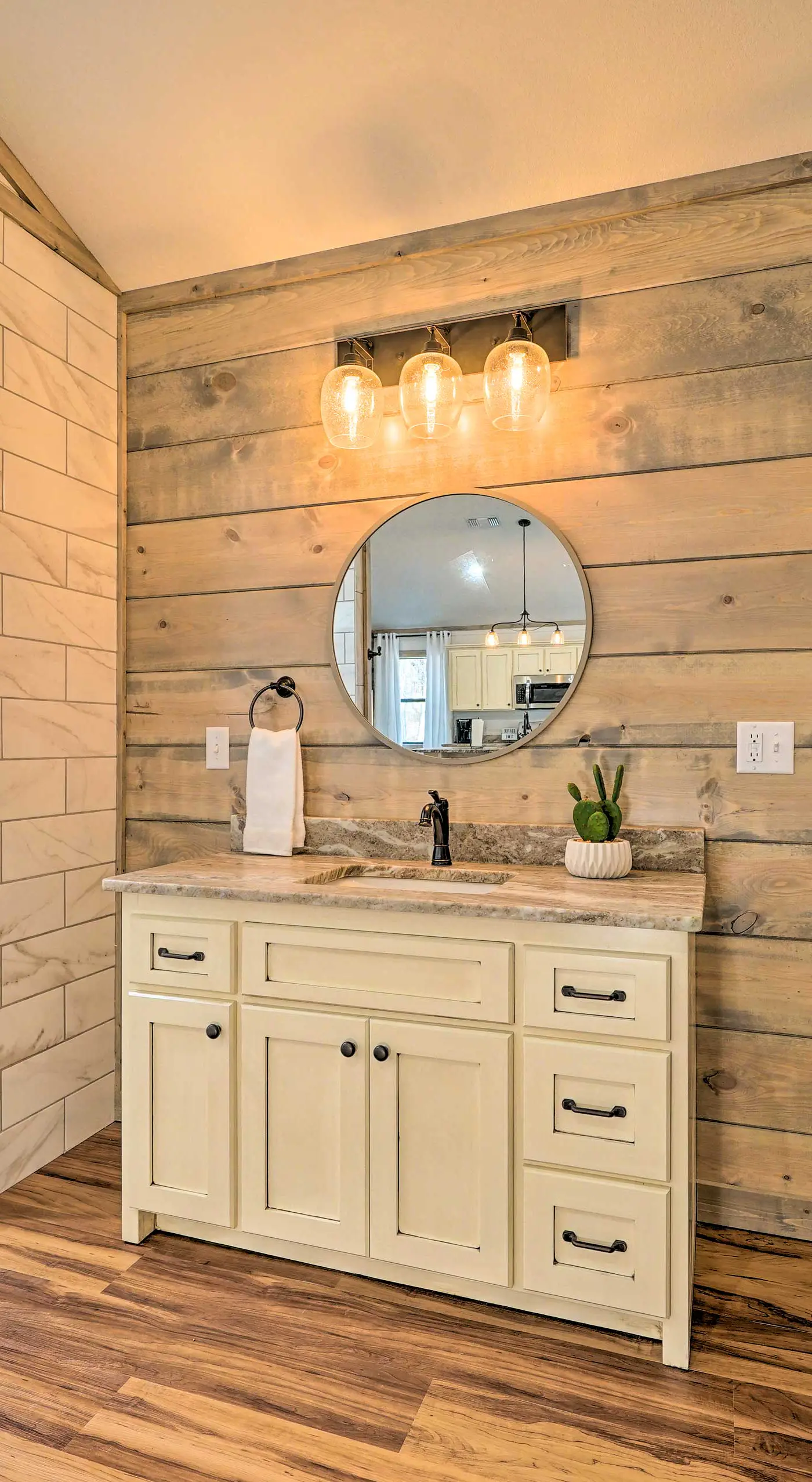 Chic Broken Bow Escape w/ Hot Tub & Fire Pit!