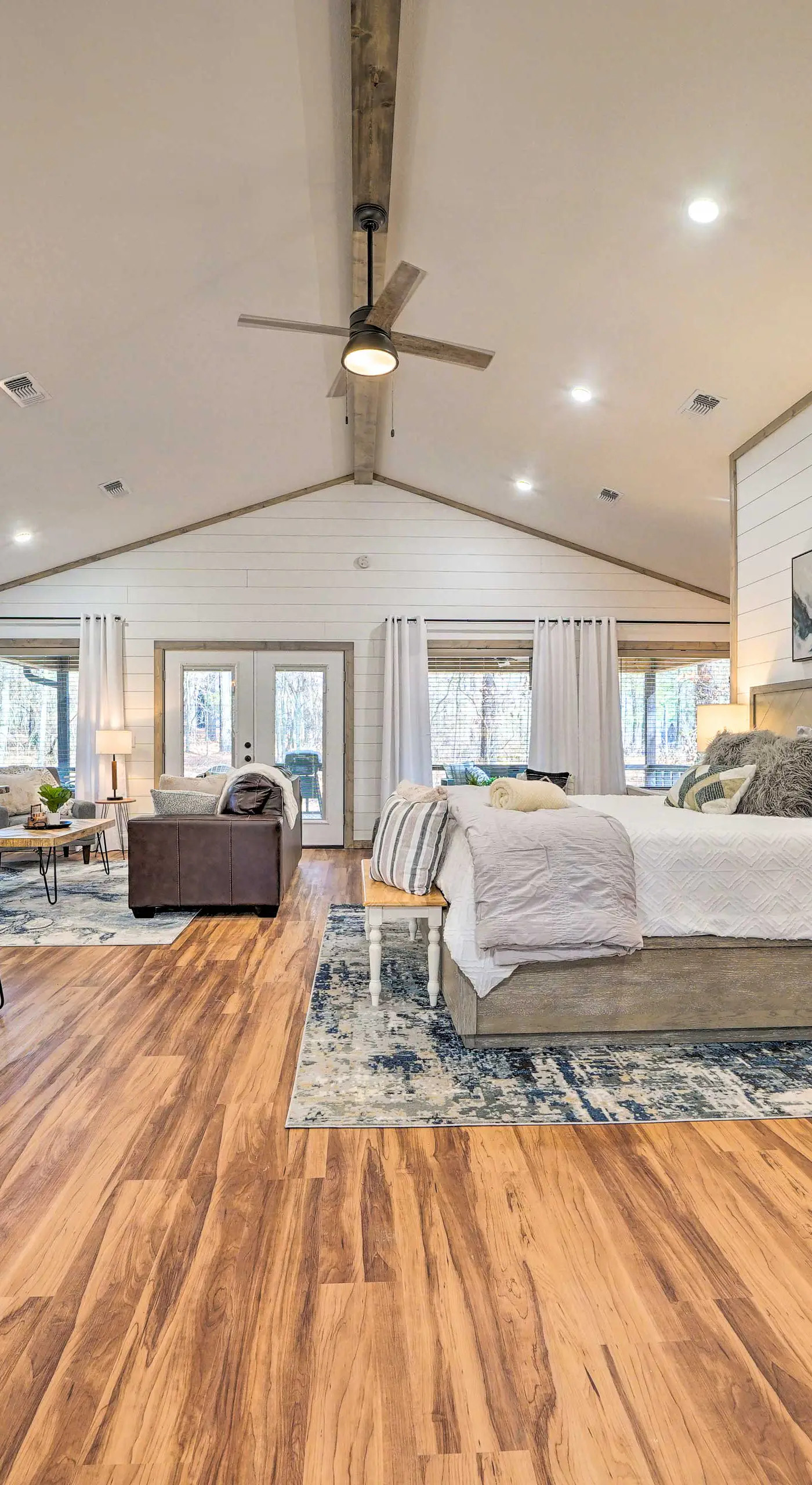 Chic Broken Bow Escape w/ Hot Tub & Fire Pit!