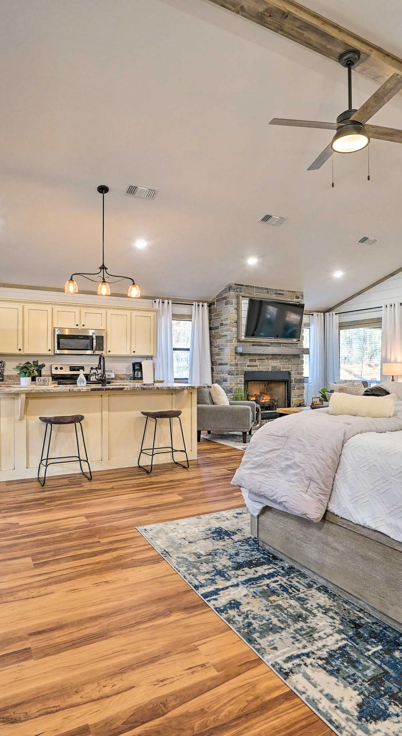 Chic Broken Bow Escape w/ Hot Tub & Fire Pit!