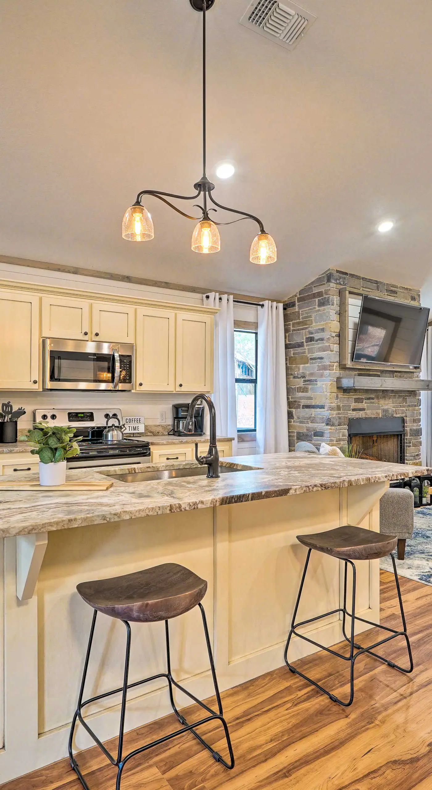 Chic Broken Bow Escape w/ Hot Tub & Fire Pit!