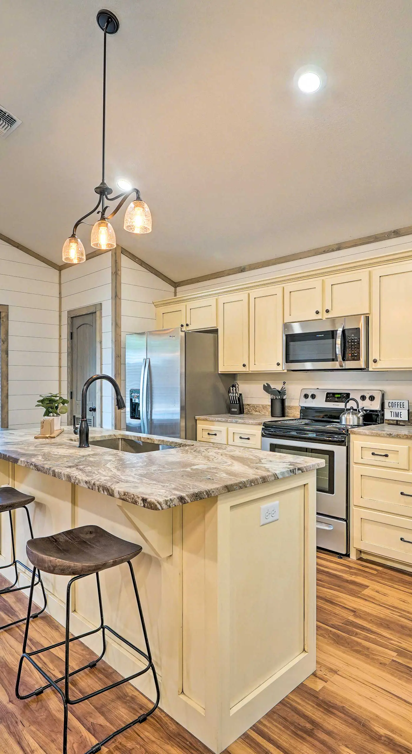 Chic Broken Bow Escape w/ Hot Tub & Fire Pit!