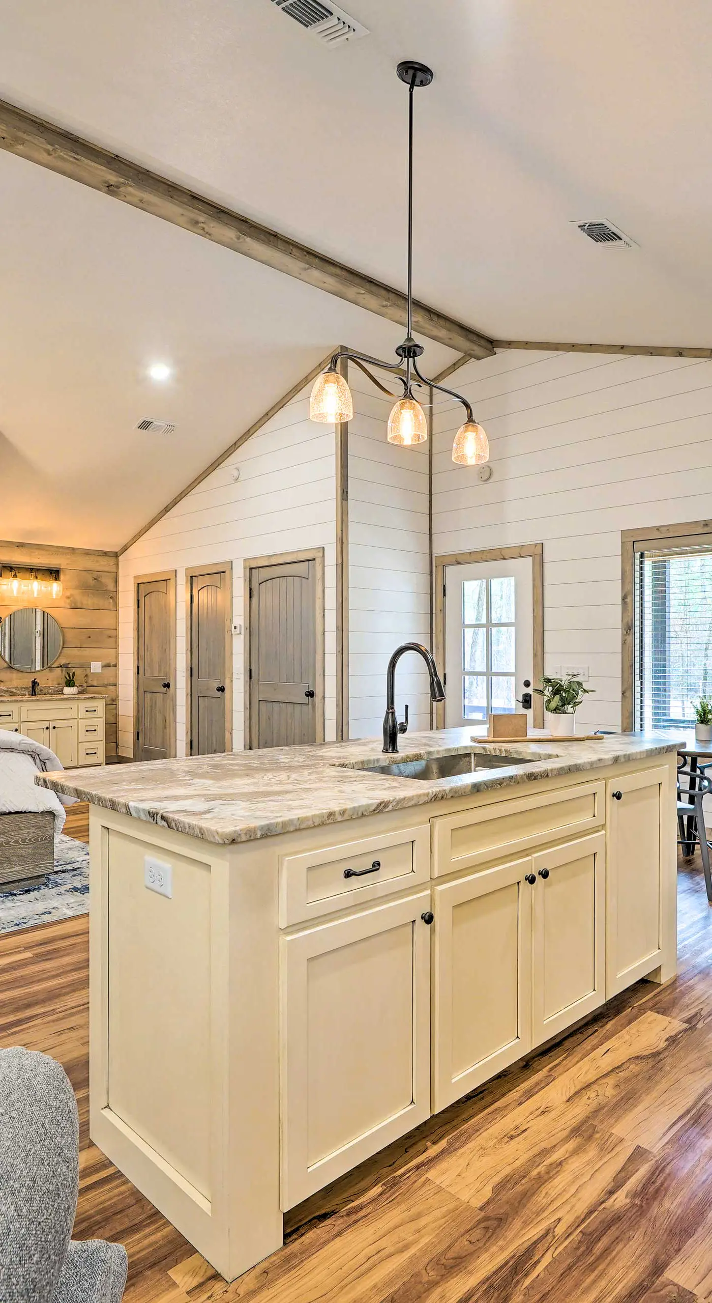 Chic Broken Bow Escape w/ Hot Tub & Fire Pit!