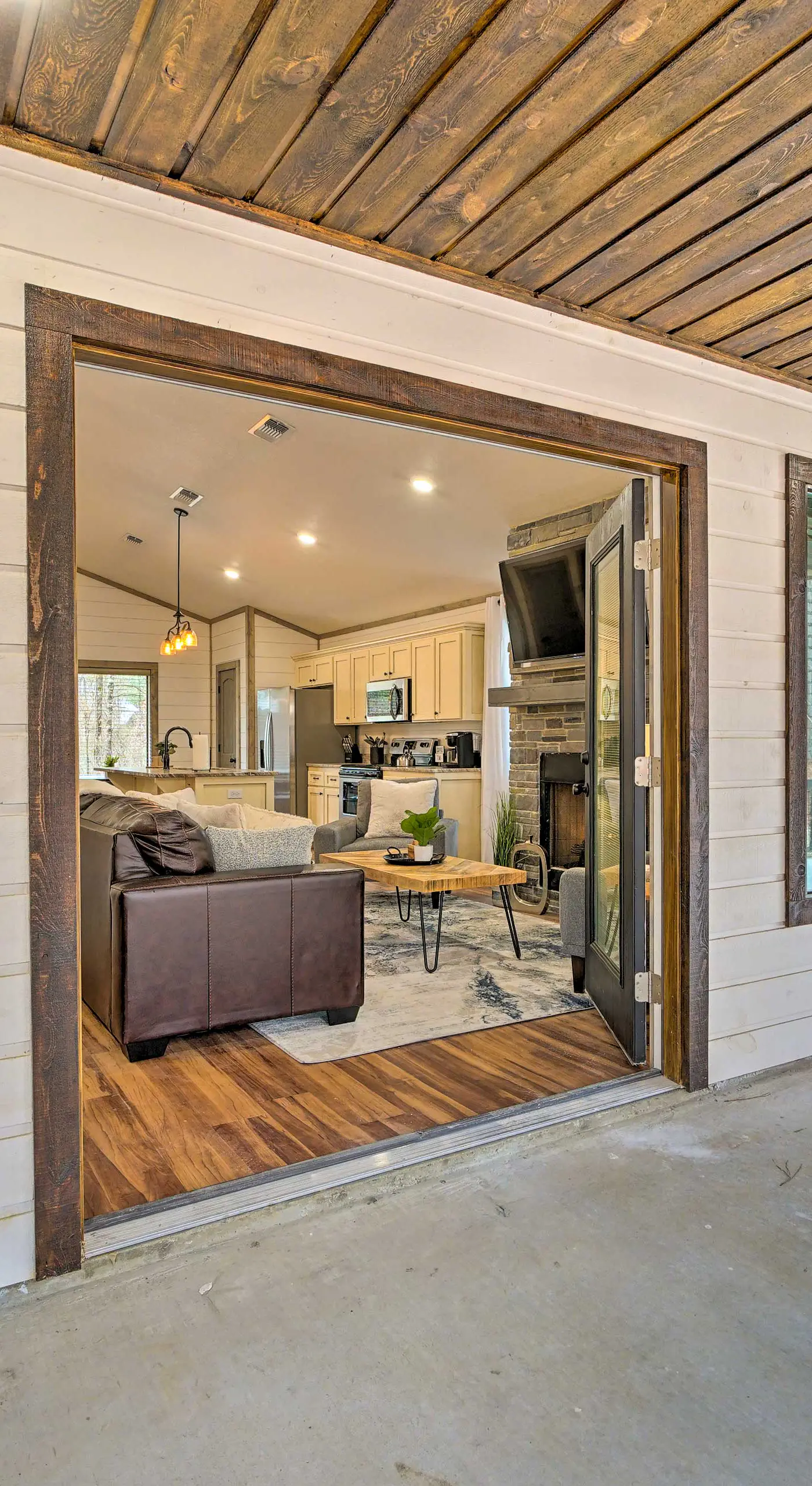 Chic Broken Bow Escape w/ Hot Tub & Fire Pit!