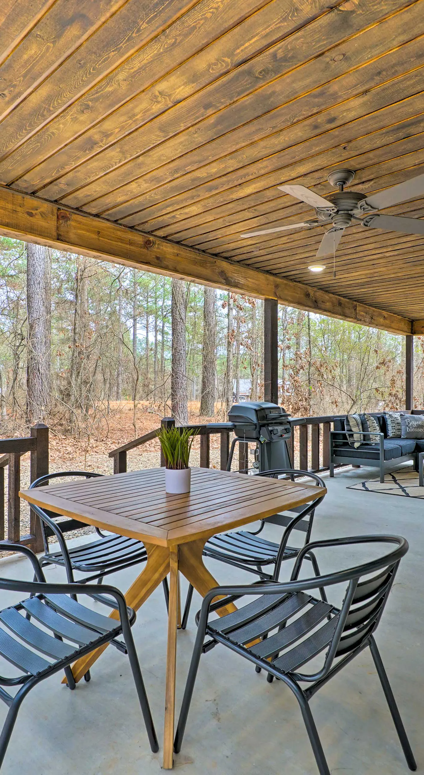 Chic Broken Bow Escape w/ Hot Tub & Fire Pit!