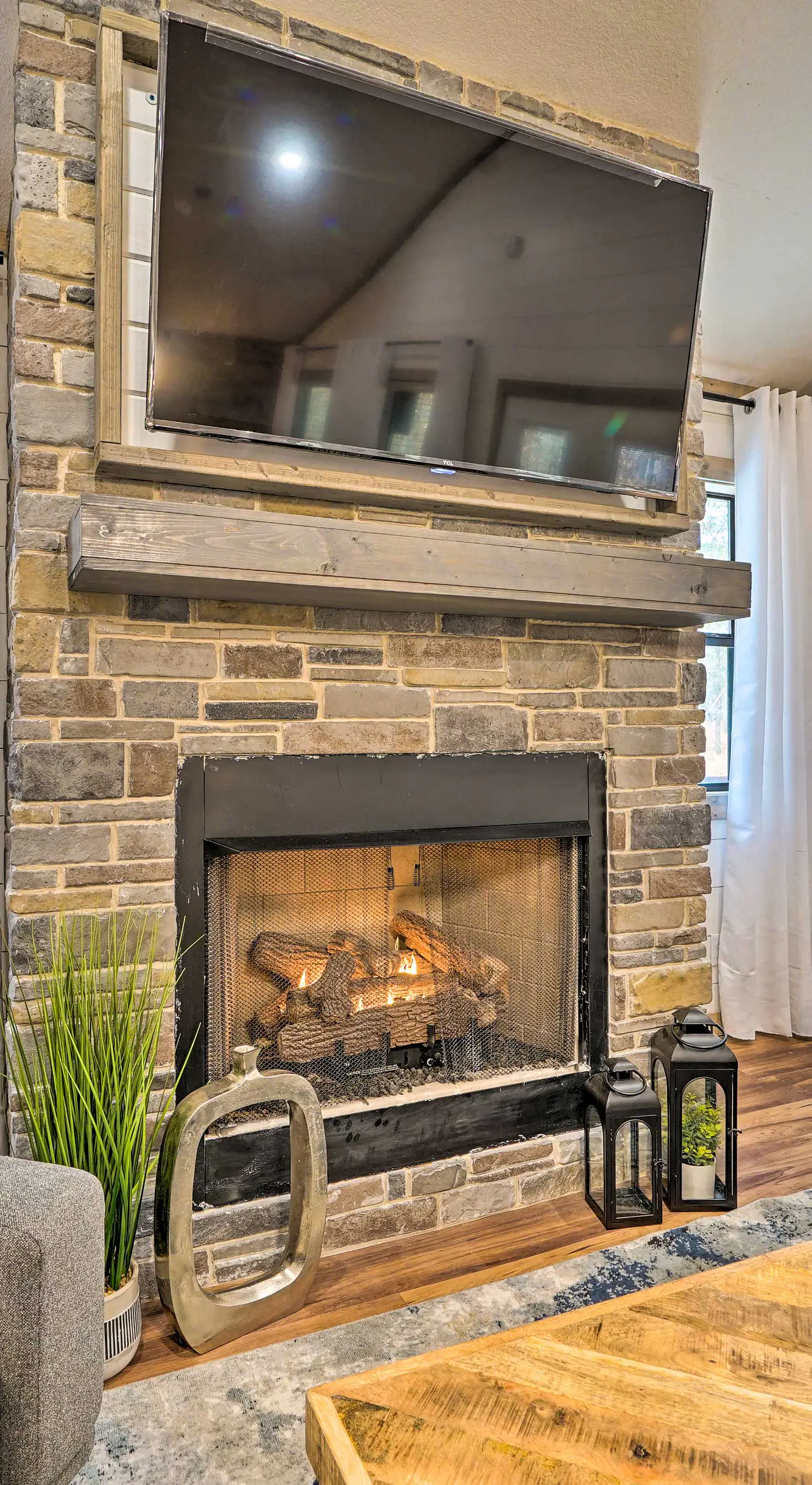 Chic Broken Bow Escape w/ Hot Tub & Fire Pit!