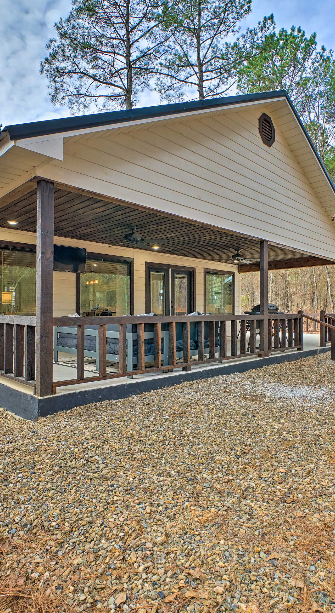 Chic Broken Bow Escape w/ Hot Tub & Fire Pit!