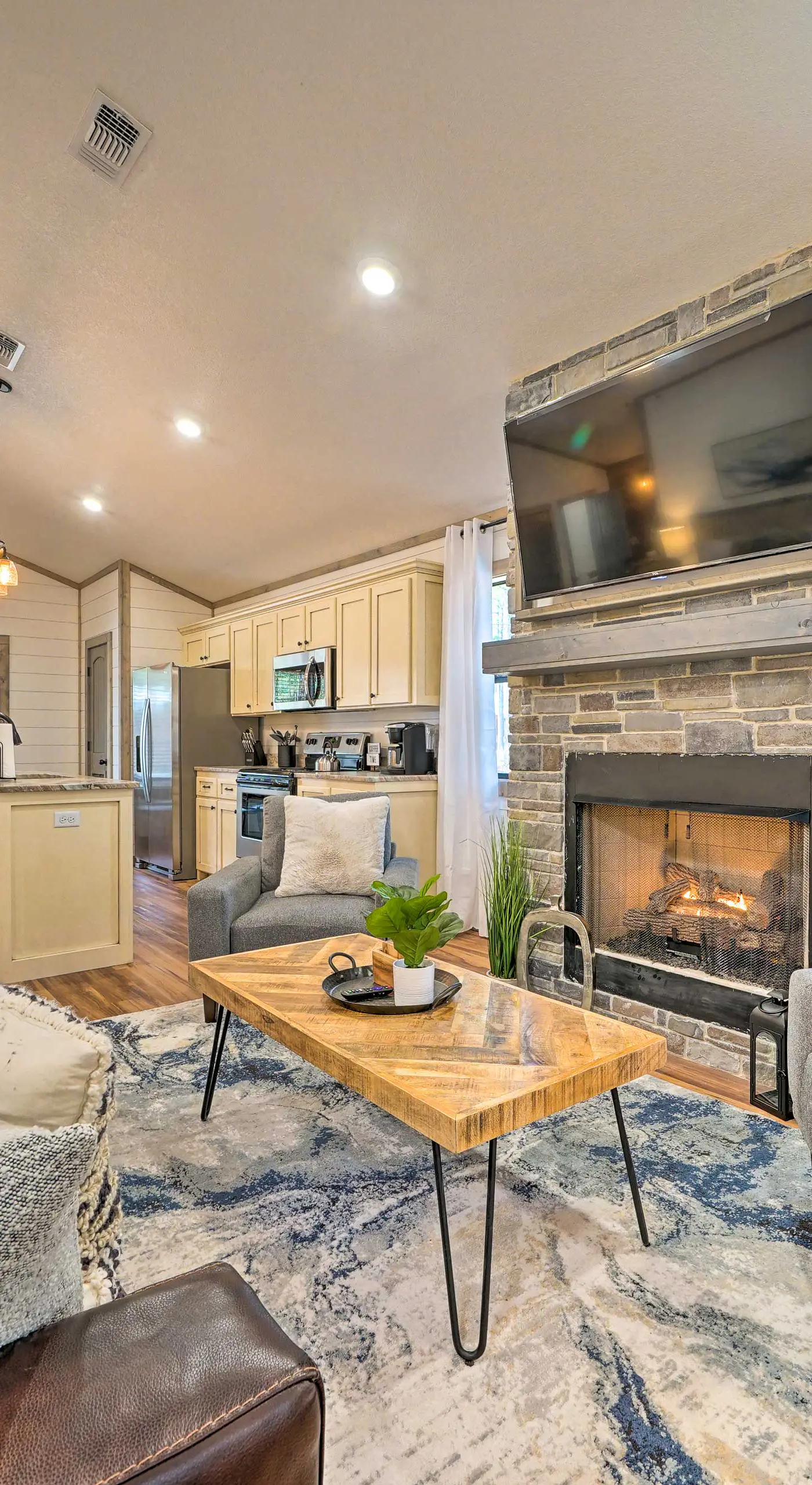 Chic Broken Bow Escape w/ Hot Tub & Fire Pit!