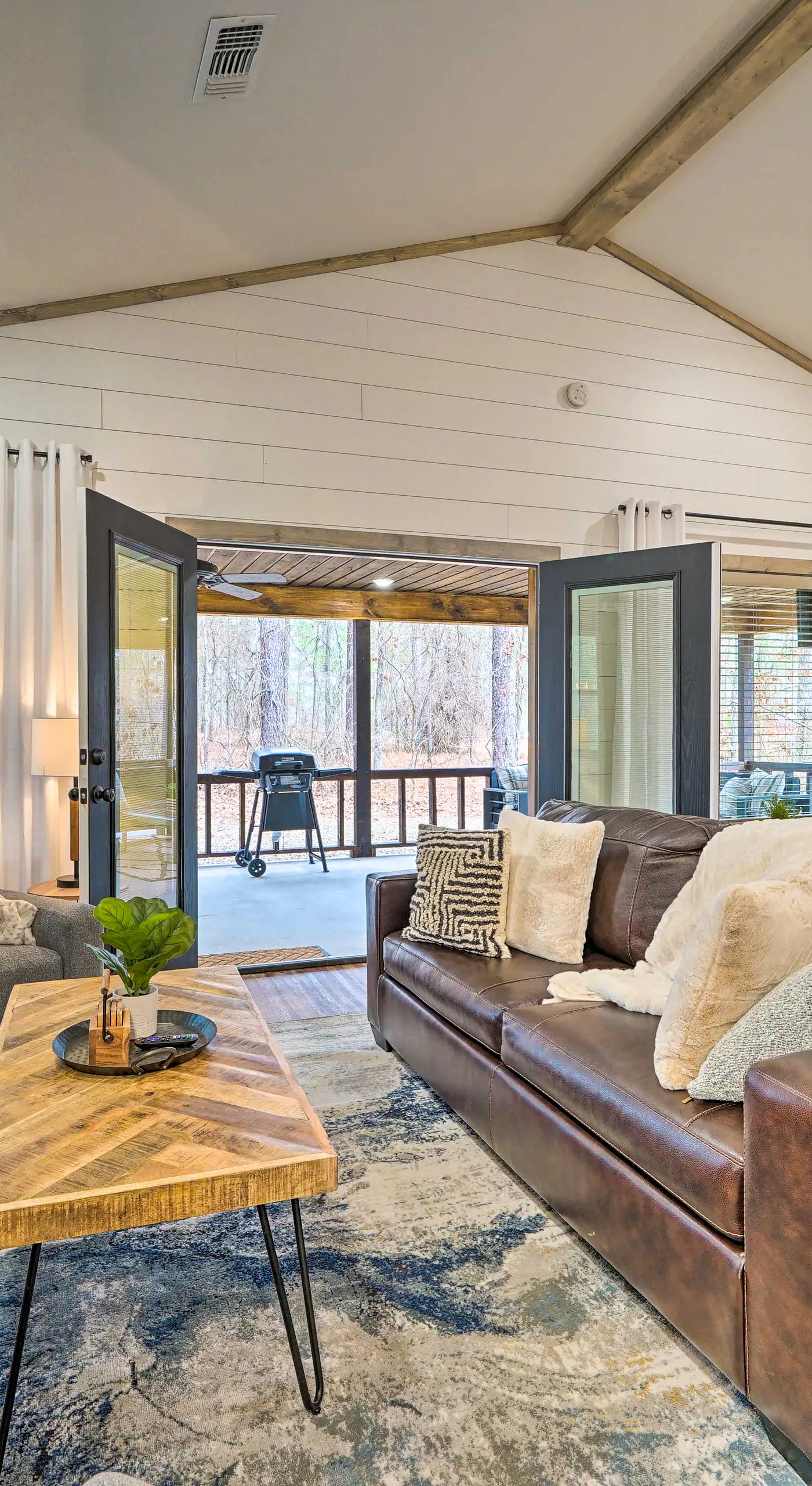 Chic Broken Bow Escape w/ Hot Tub & Fire Pit!