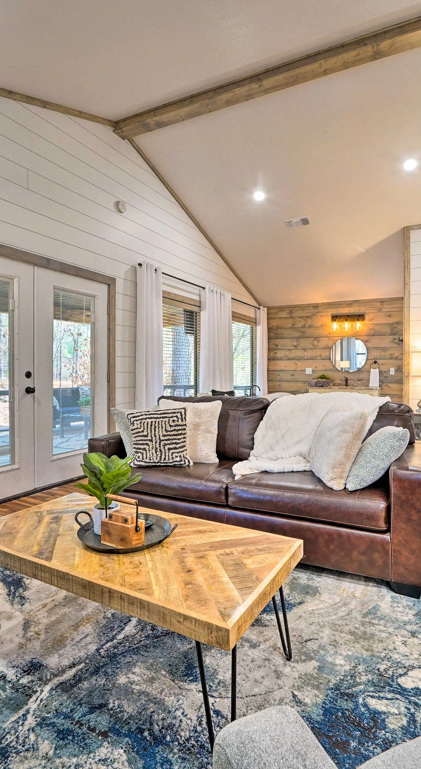 Chic Broken Bow Escape w/ Hot Tub & Fire Pit!