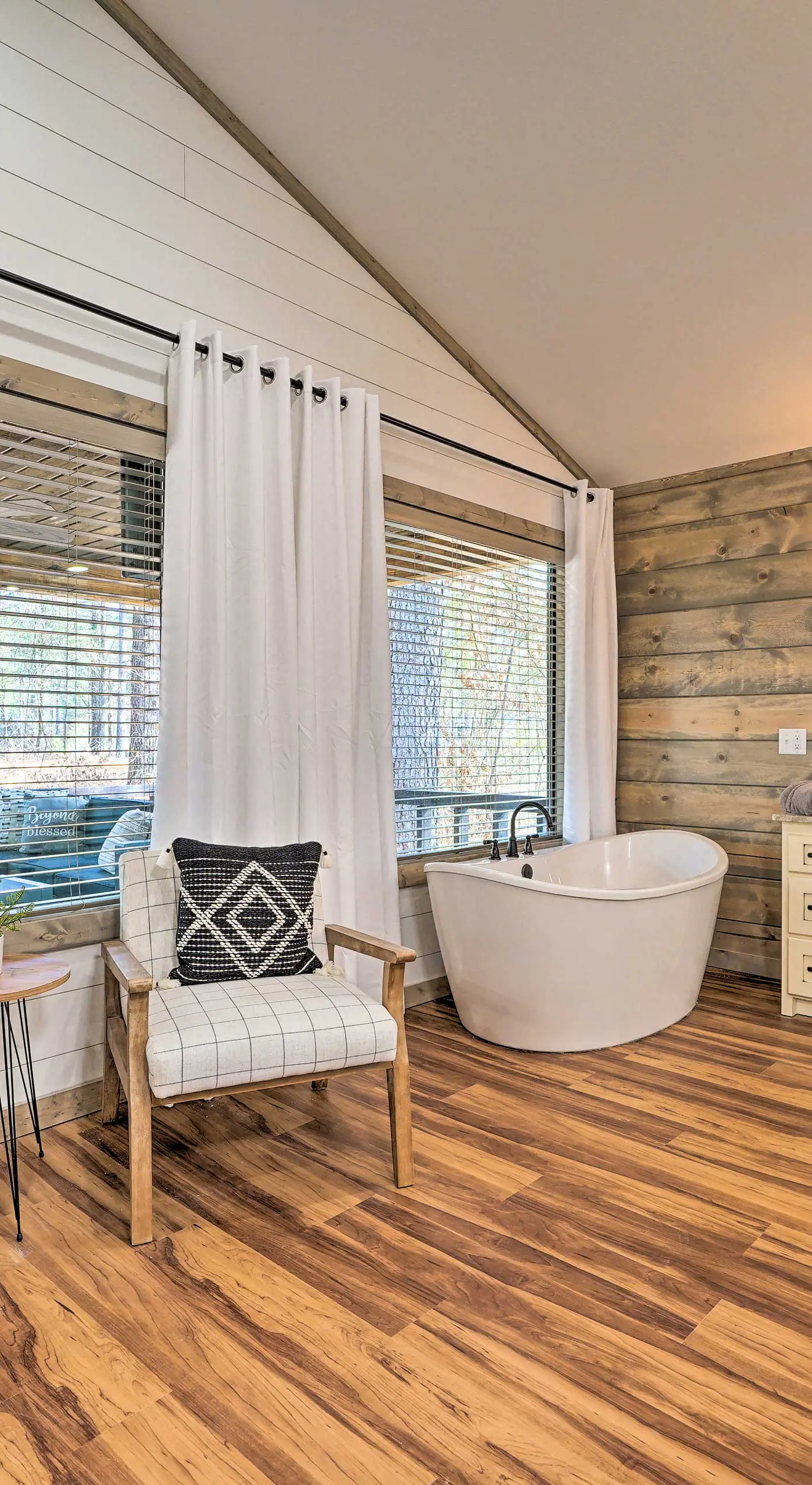 Chic Broken Bow Escape w/ Hot Tub & Fire Pit!