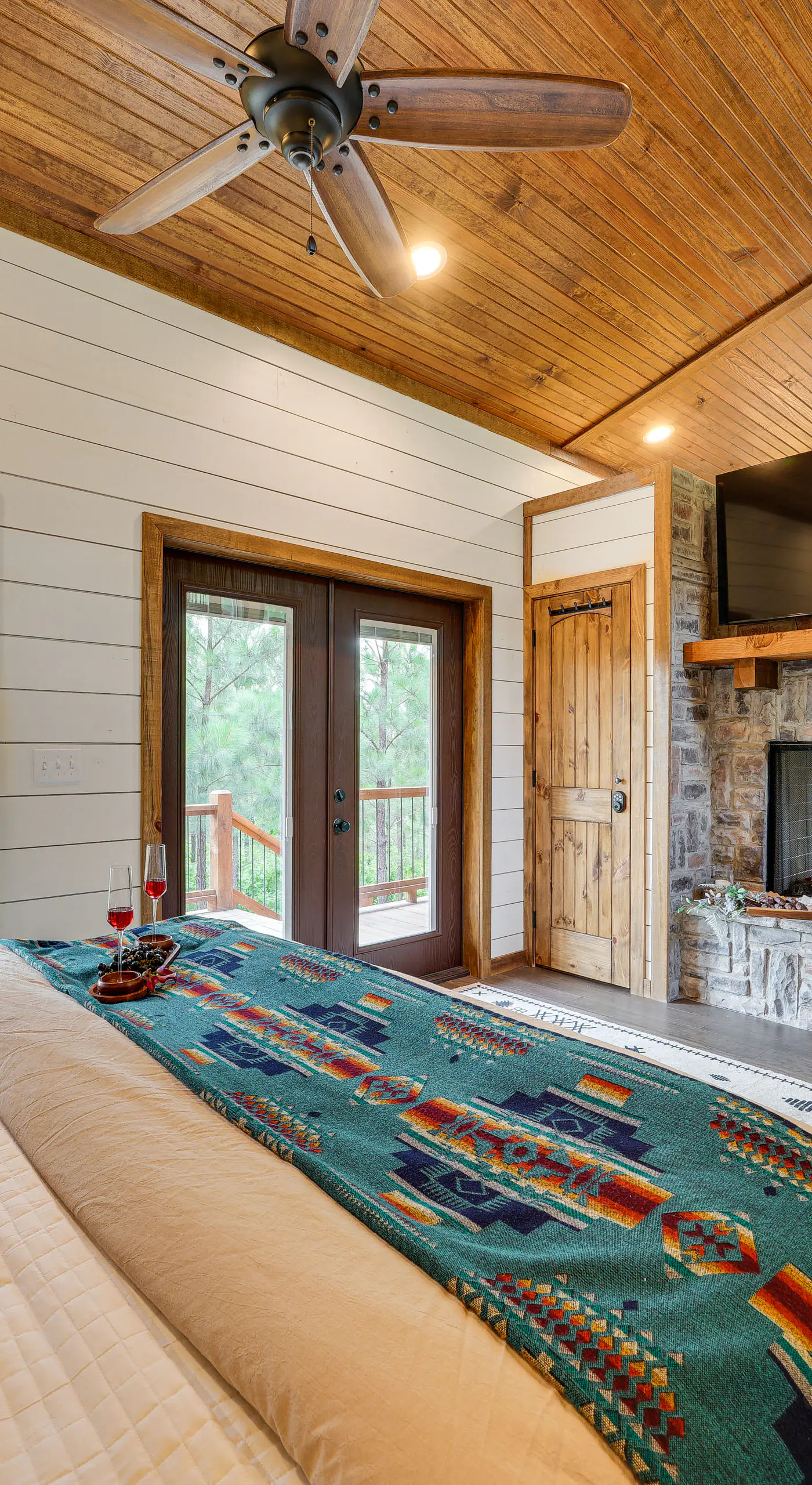 Tree-Lined Broken Bow Studio Cabin w/ Hot Tub!