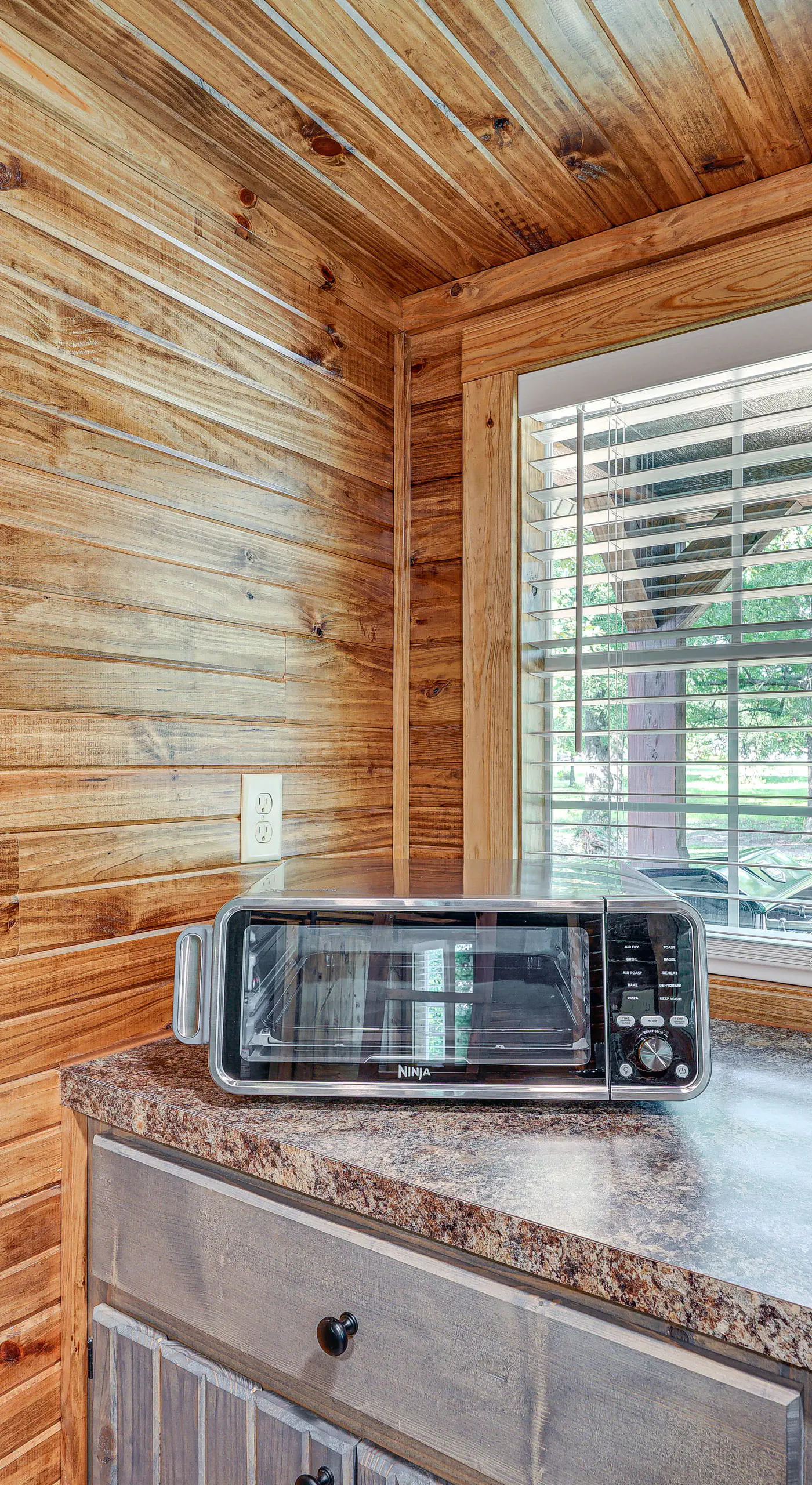 Couple’s Cabin in Broken Bow ~ 5 Mi to Downtown!