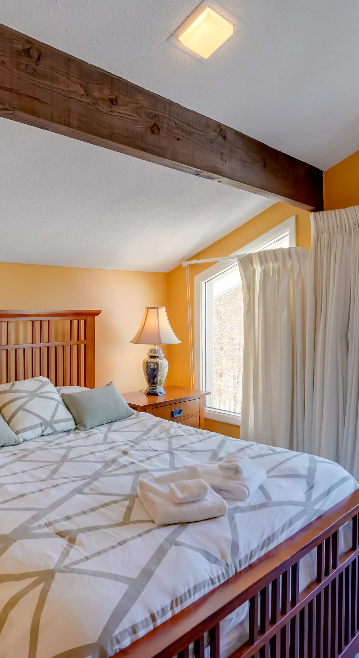 Bromley Mountain Escape w/ 2 Balconies: Hike & Ski