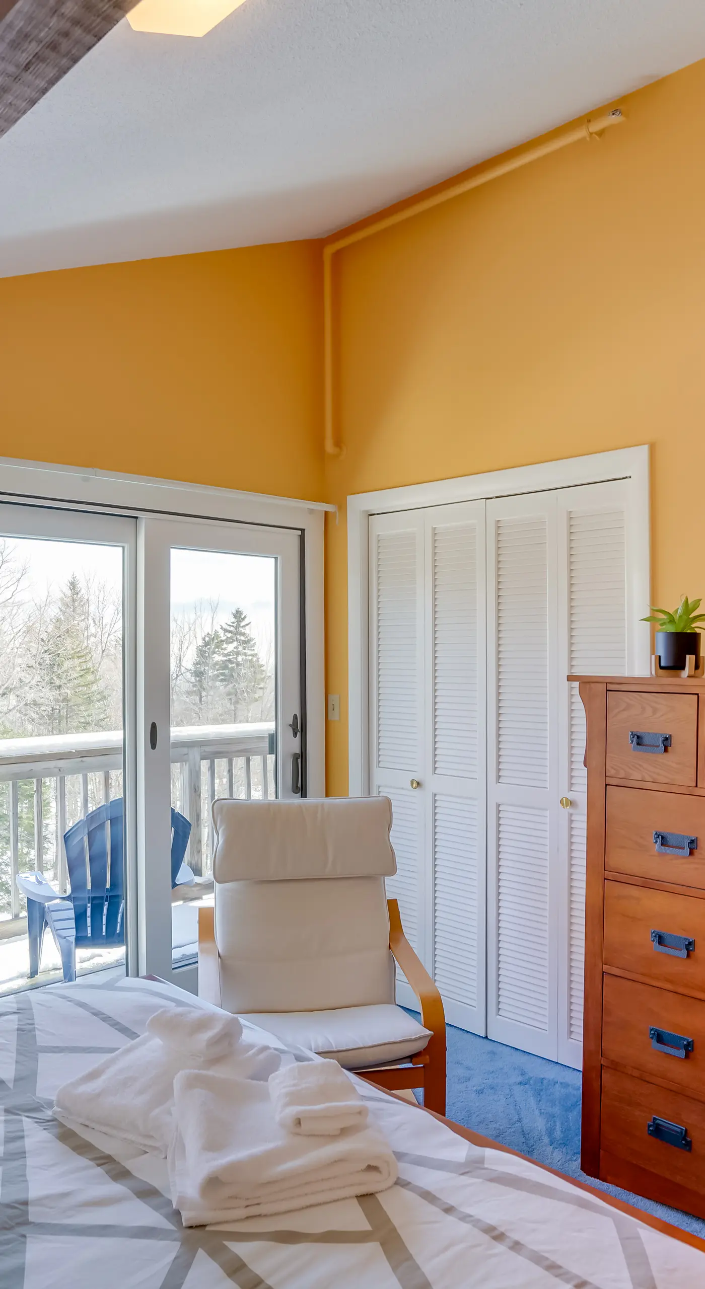 Bromley Mountain Escape w/ 2 Balconies: Hike & Ski