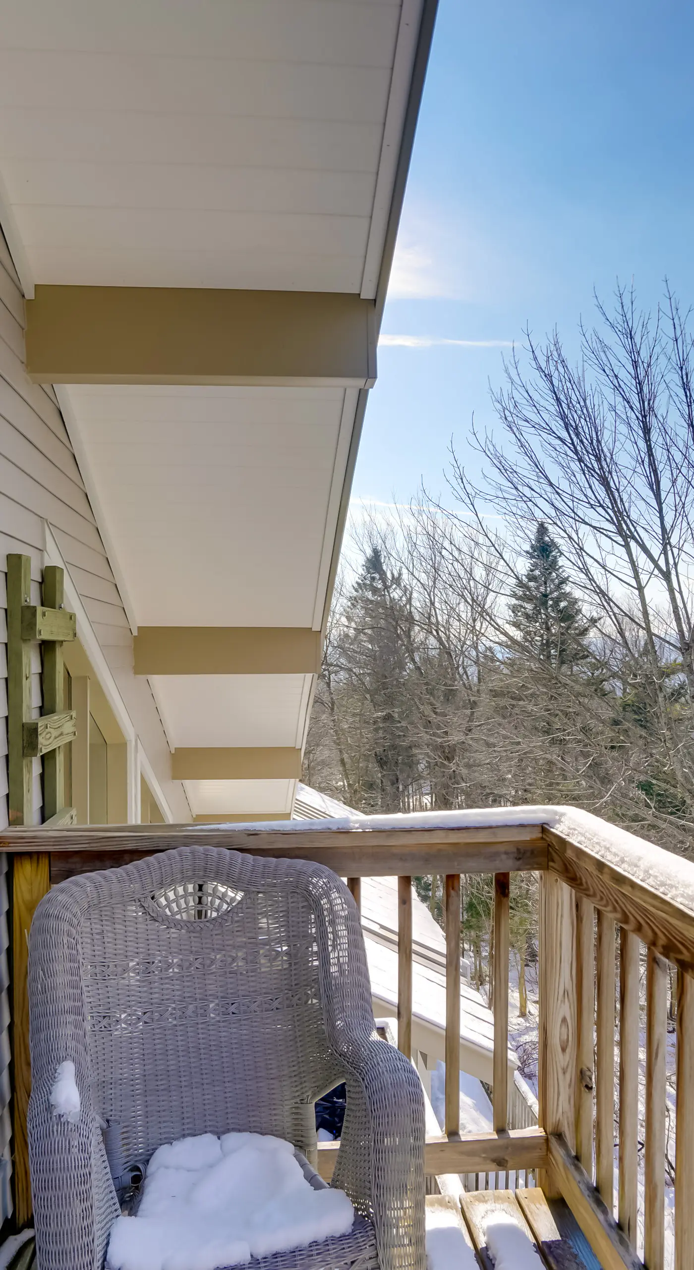 Bromley Mountain Escape w/ 2 Balconies: Hike & Ski