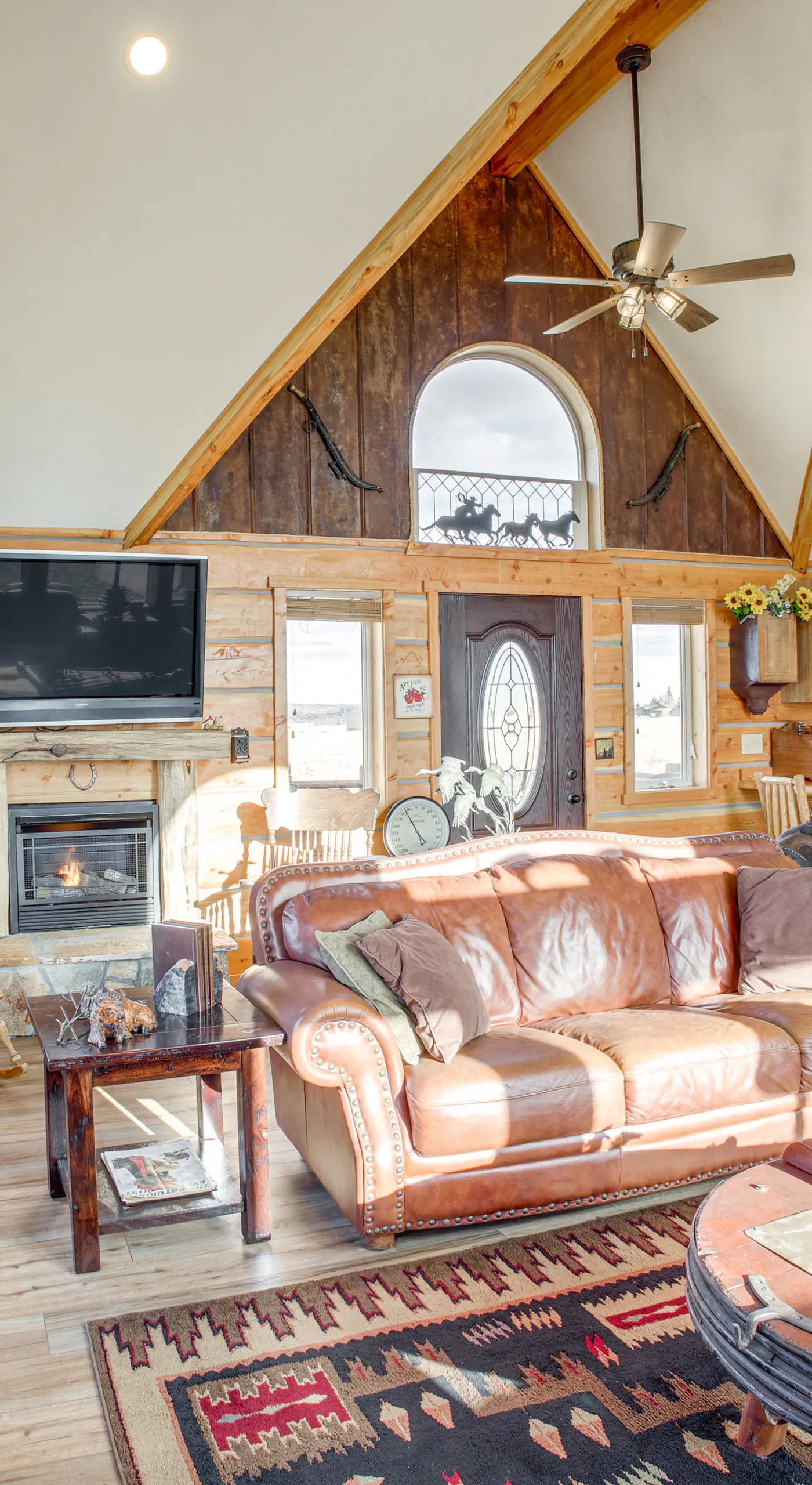 Roberts Home w/ Western Decor & Mountain Views!