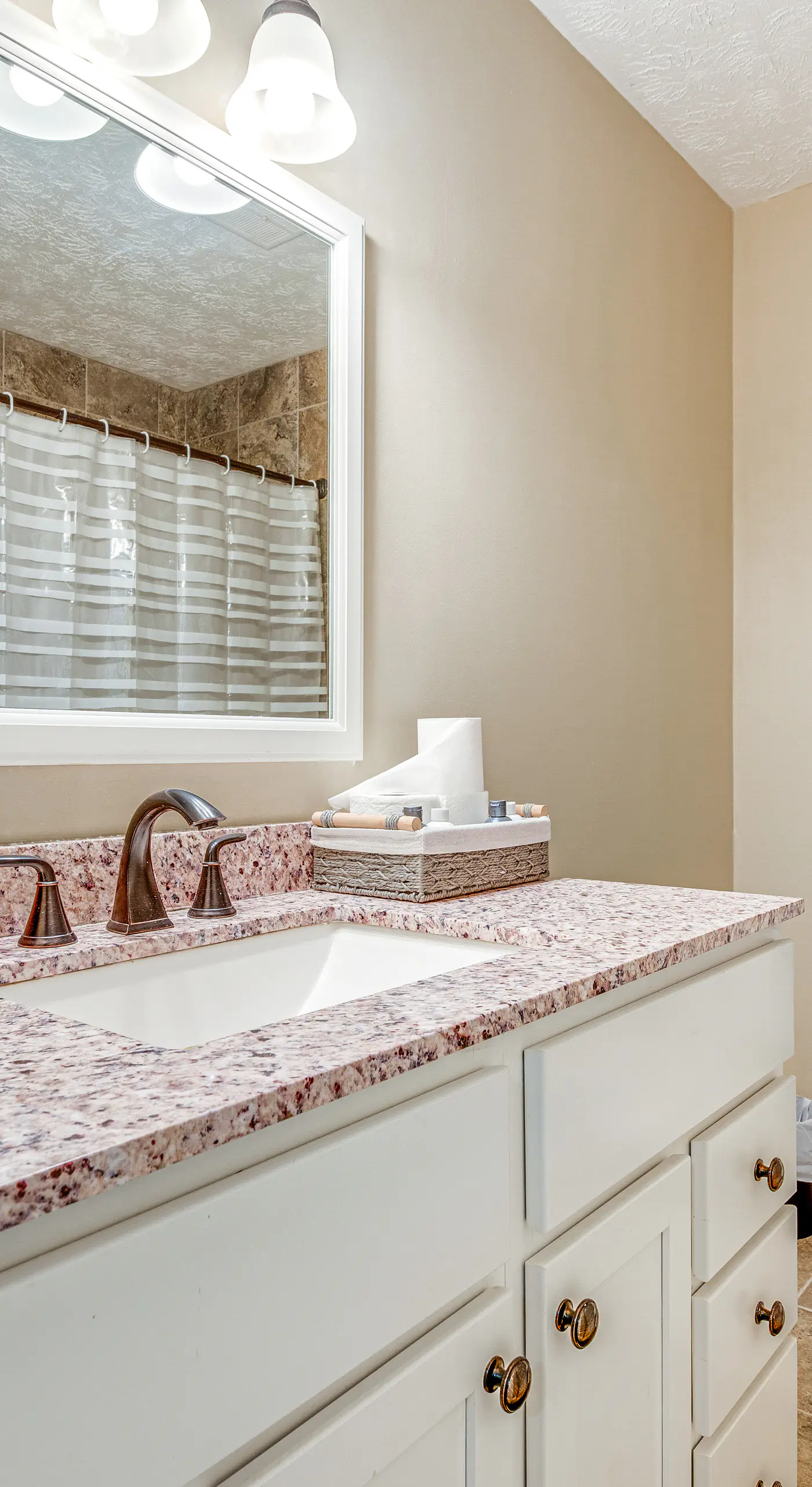 Welcoming Townhome: 1/2 Mi to Downtown Smyrna