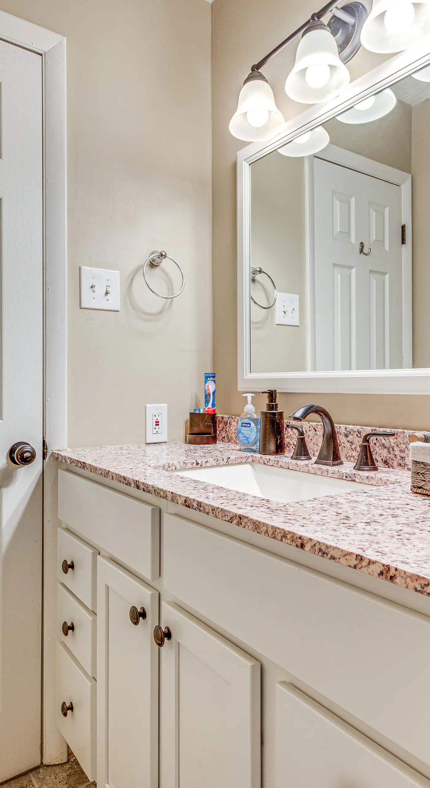 Welcoming Townhome: 1/2 Mi to Downtown Smyrna