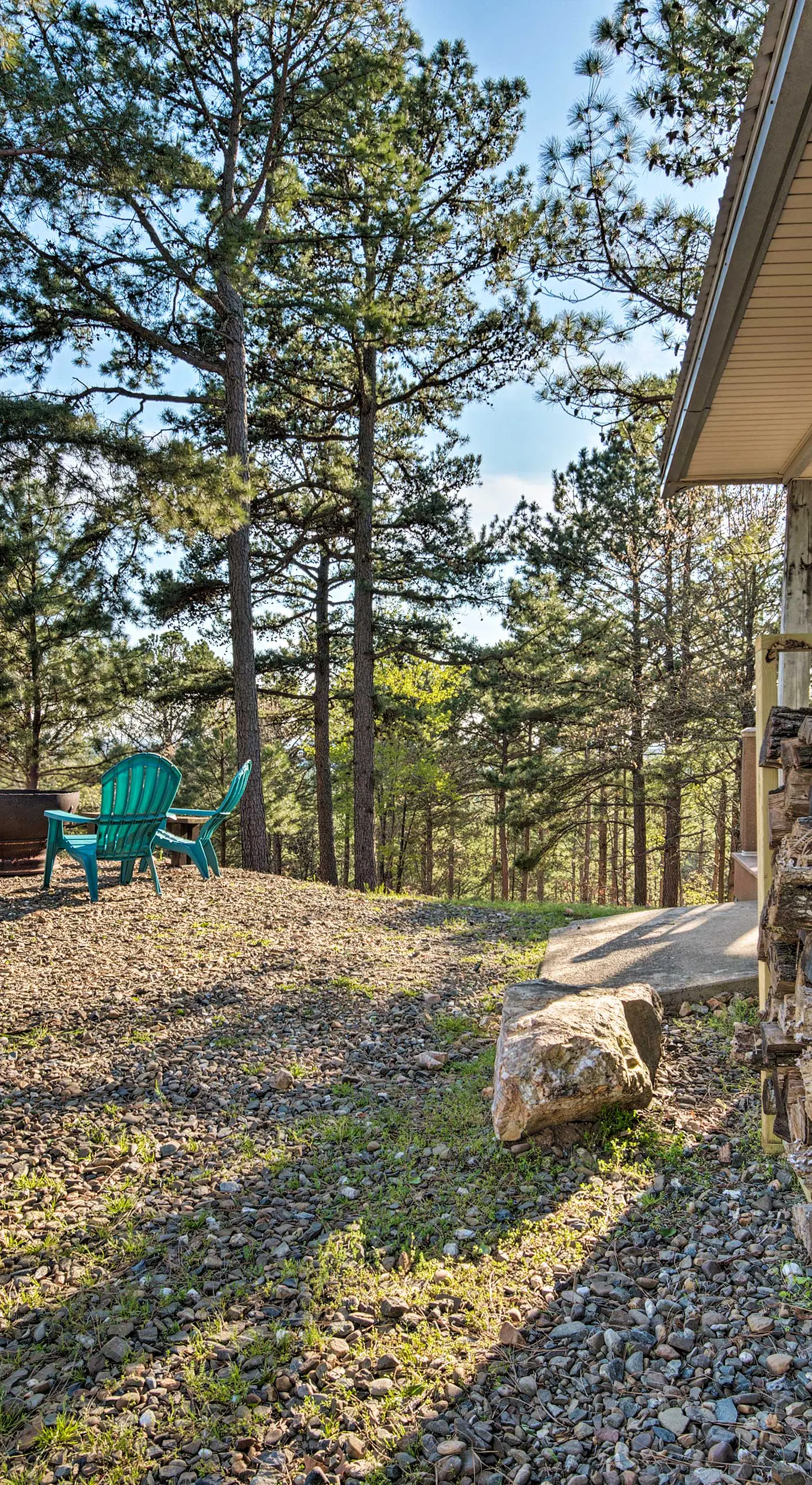 Broken Bow Cottage w/ Deck, Hot Tub & Fire Pit!