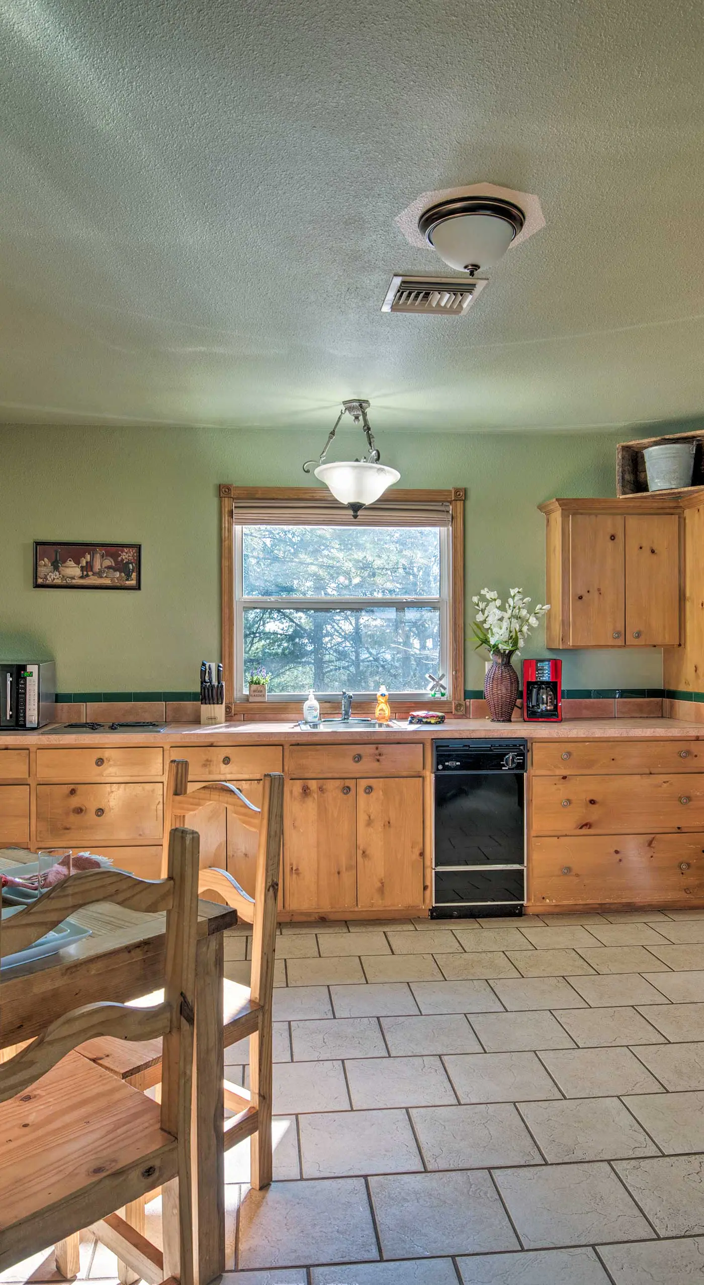 Broken Bow Cottage w/ Deck, Hot Tub & Fire Pit!