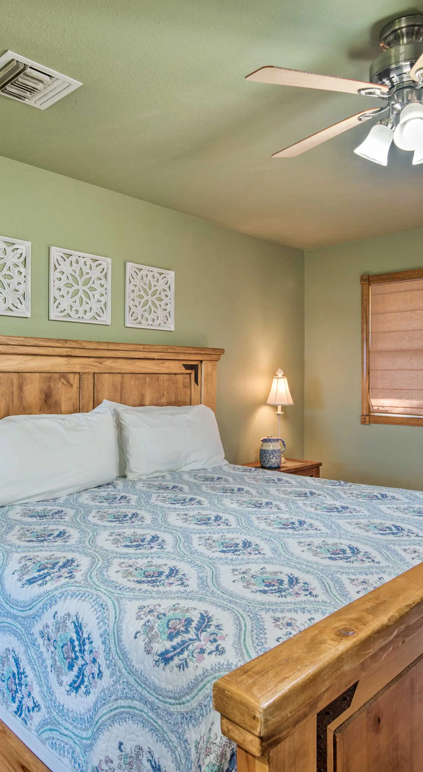 Broken Bow Cottage w/ Deck, Hot Tub & Fire Pit!